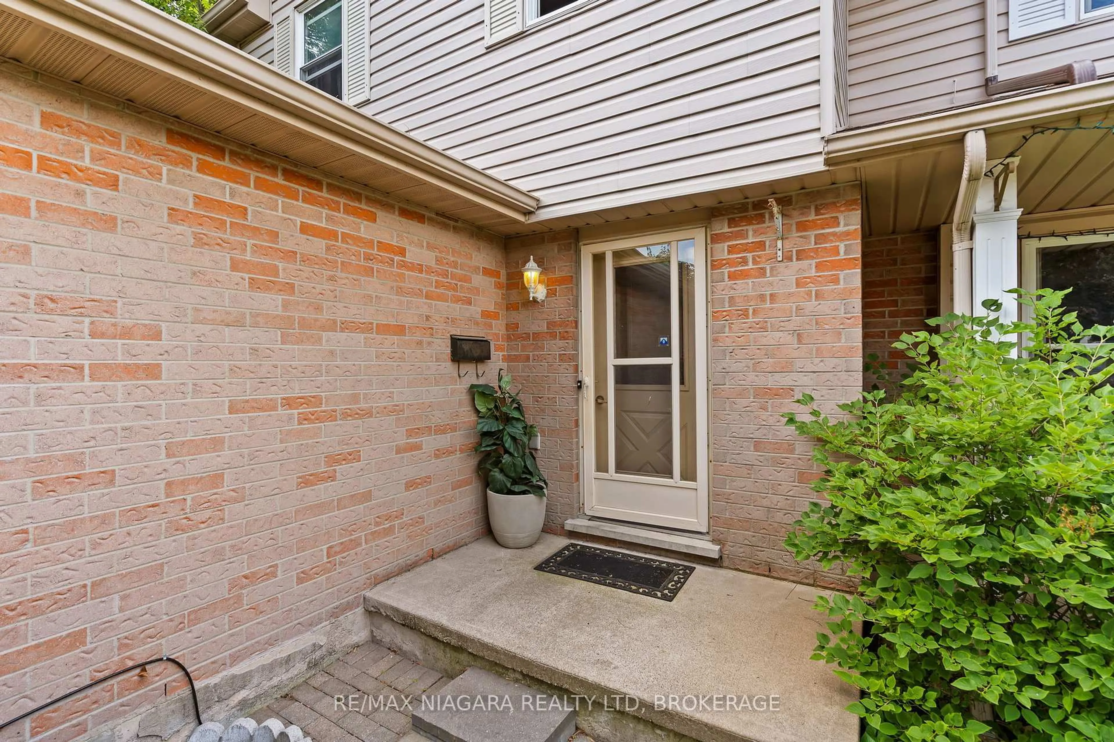 Indoor entryway for 6555 Malibu Dr, Niagara Falls Ontario L2H 2W3