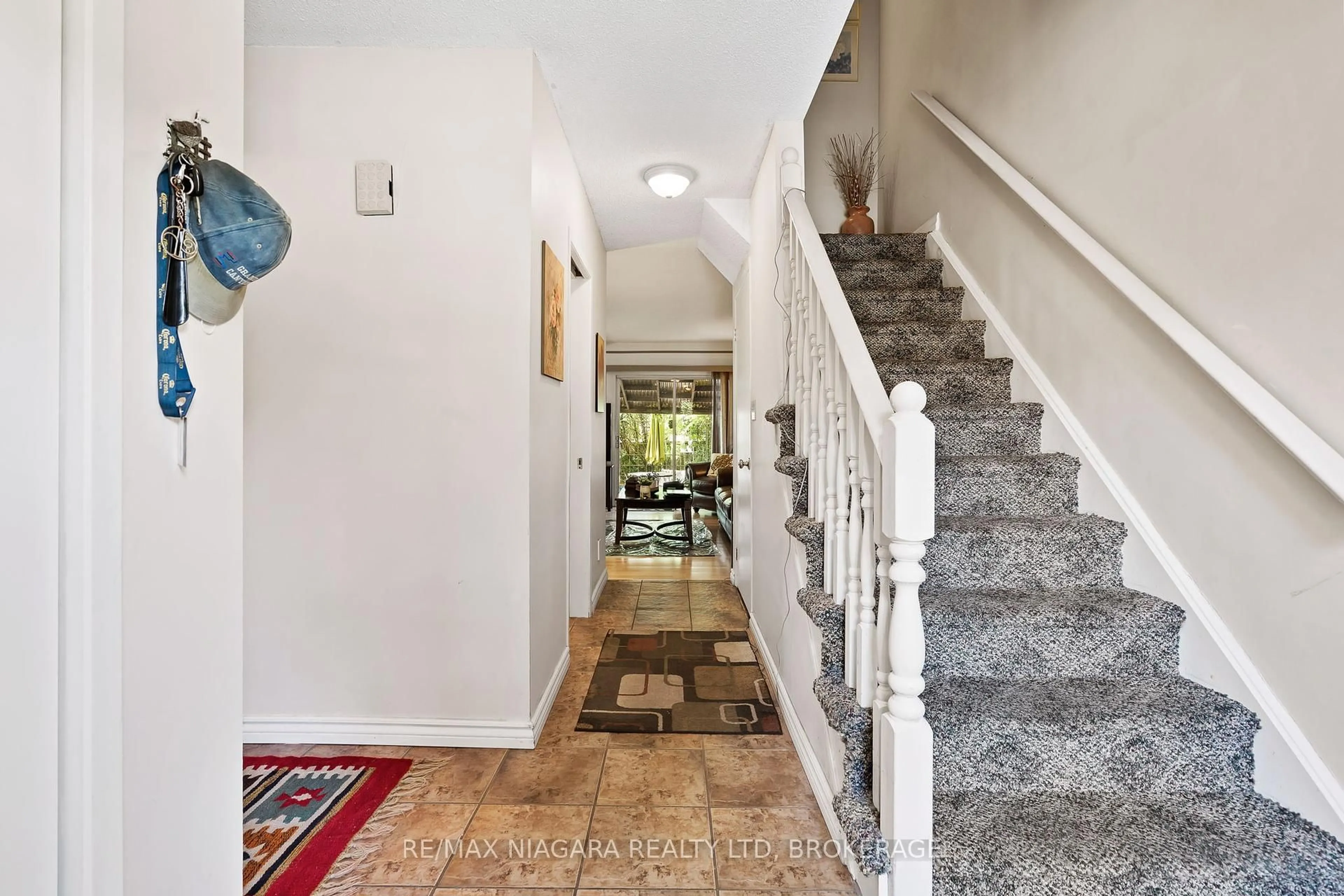 Indoor foyer for 6555 Malibu Dr, Niagara Falls Ontario L2H 2W3