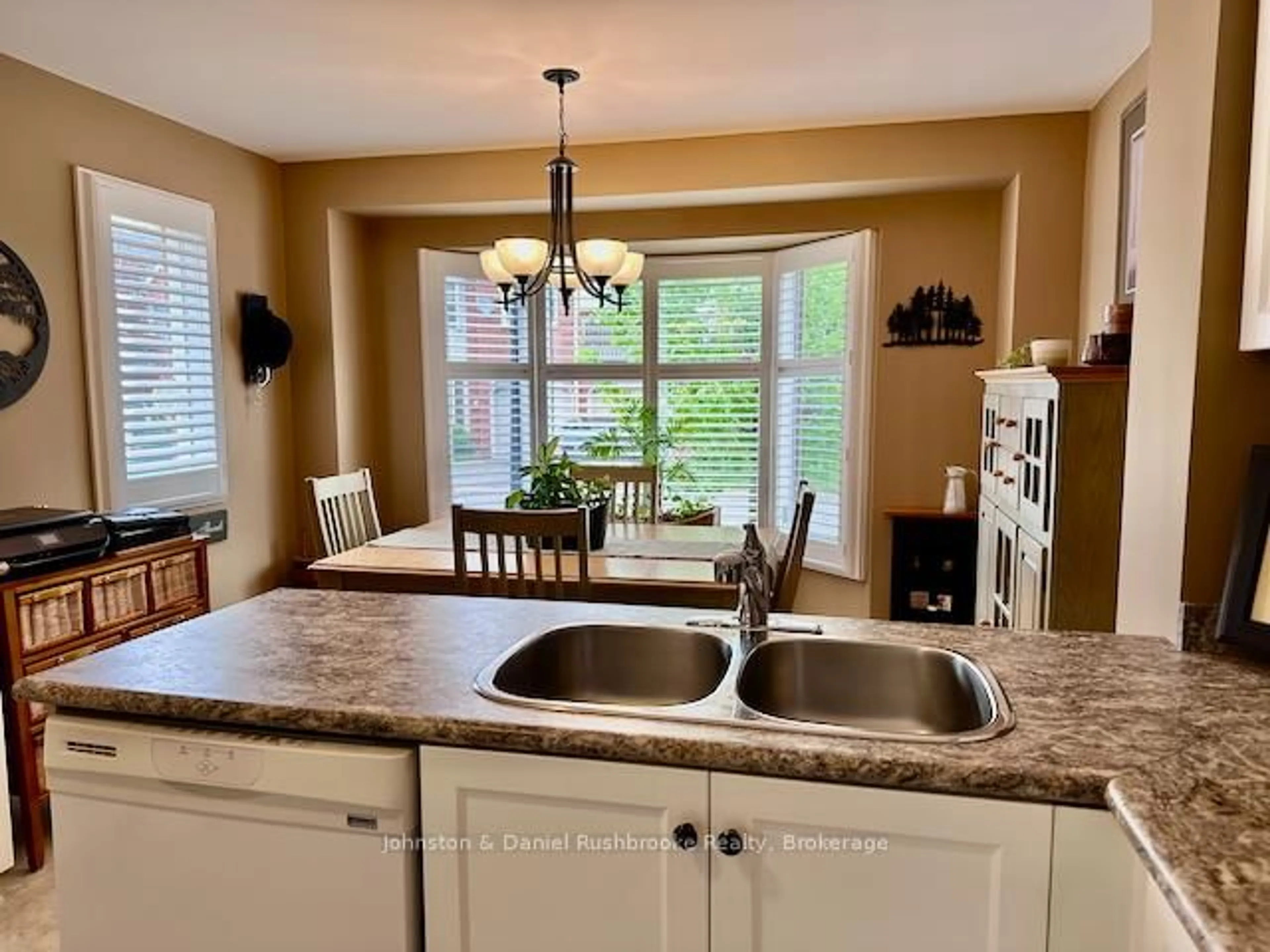 Open concept kitchen, ceramic/tile floor for 18 Shoreline Dr, Bracebridge Ontario P1L 1Z4