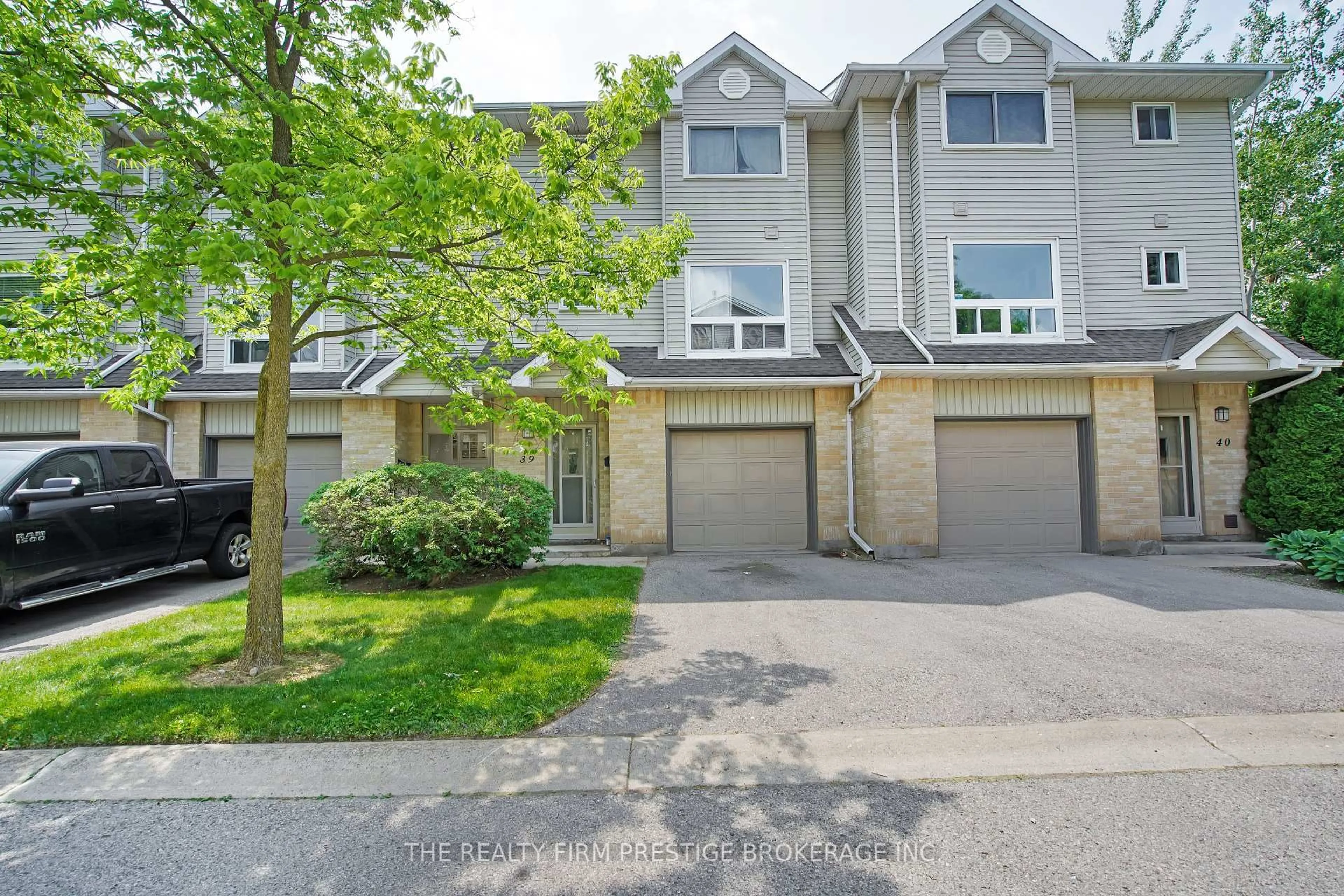 A pic from outside/outdoor area/front of a property/back of a property/a pic from drone, street for 1990 Wavell St #39, London East Ontario N5V 4N5