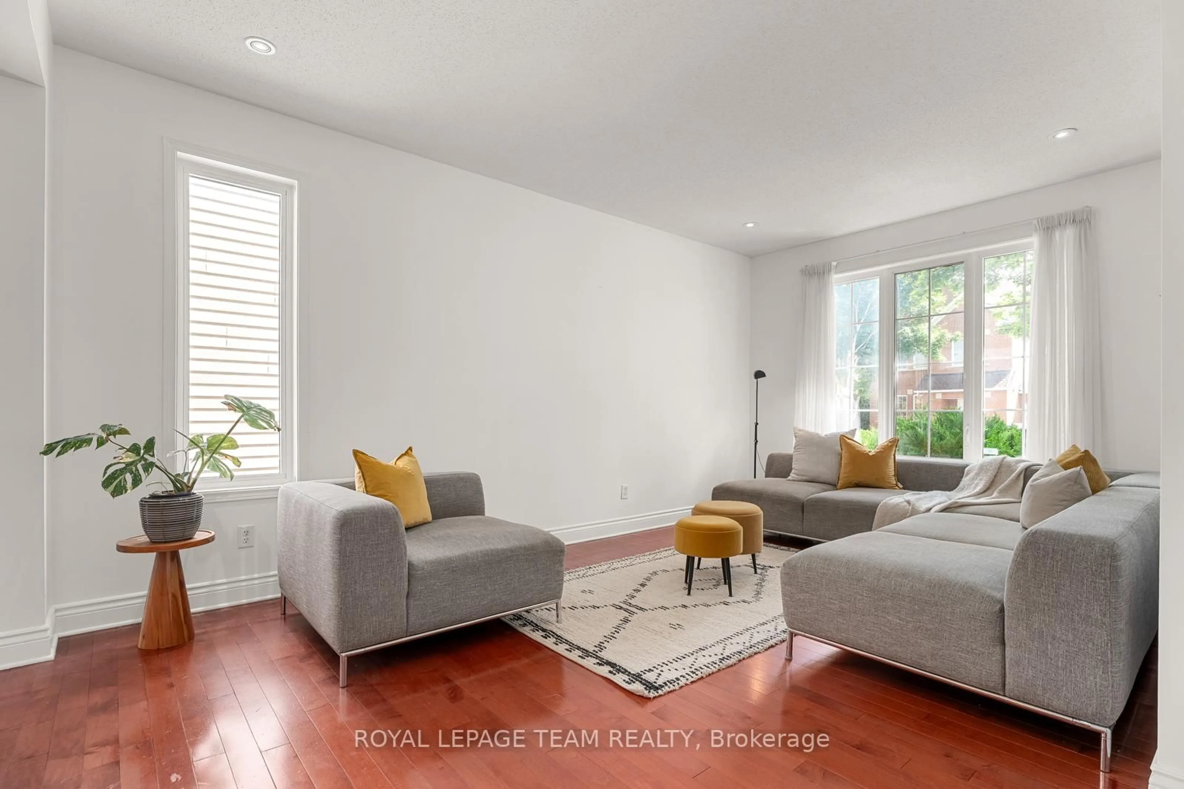 Living room with furniture, unknown for 33 Valencia St, Ottawa Ontario K2G 6T1