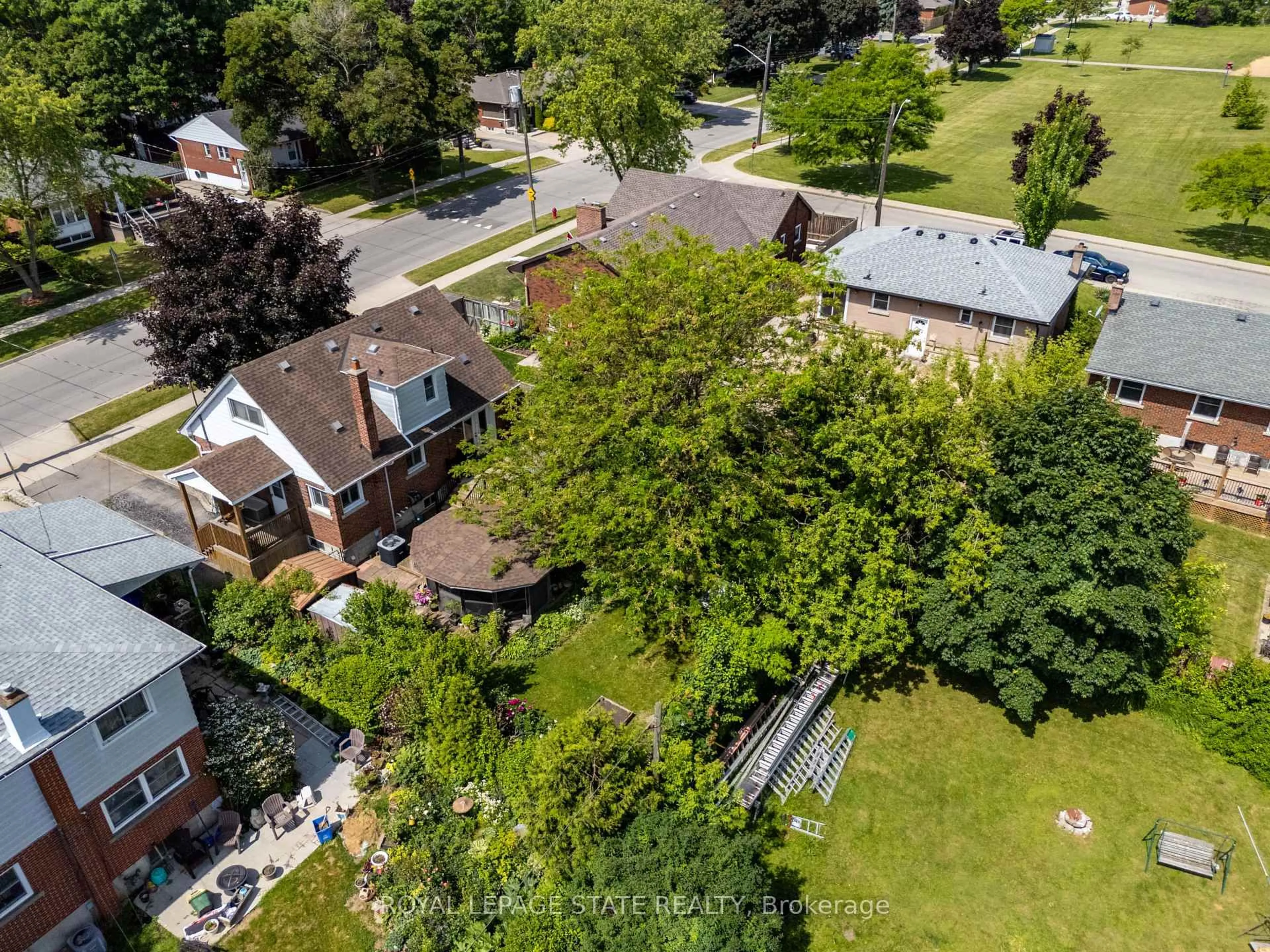 A pic from outside/outdoor area/front of a property/back of a property/a pic from drone, street for 129 Broker Dr, Hamilton Ontario L8T 2B9