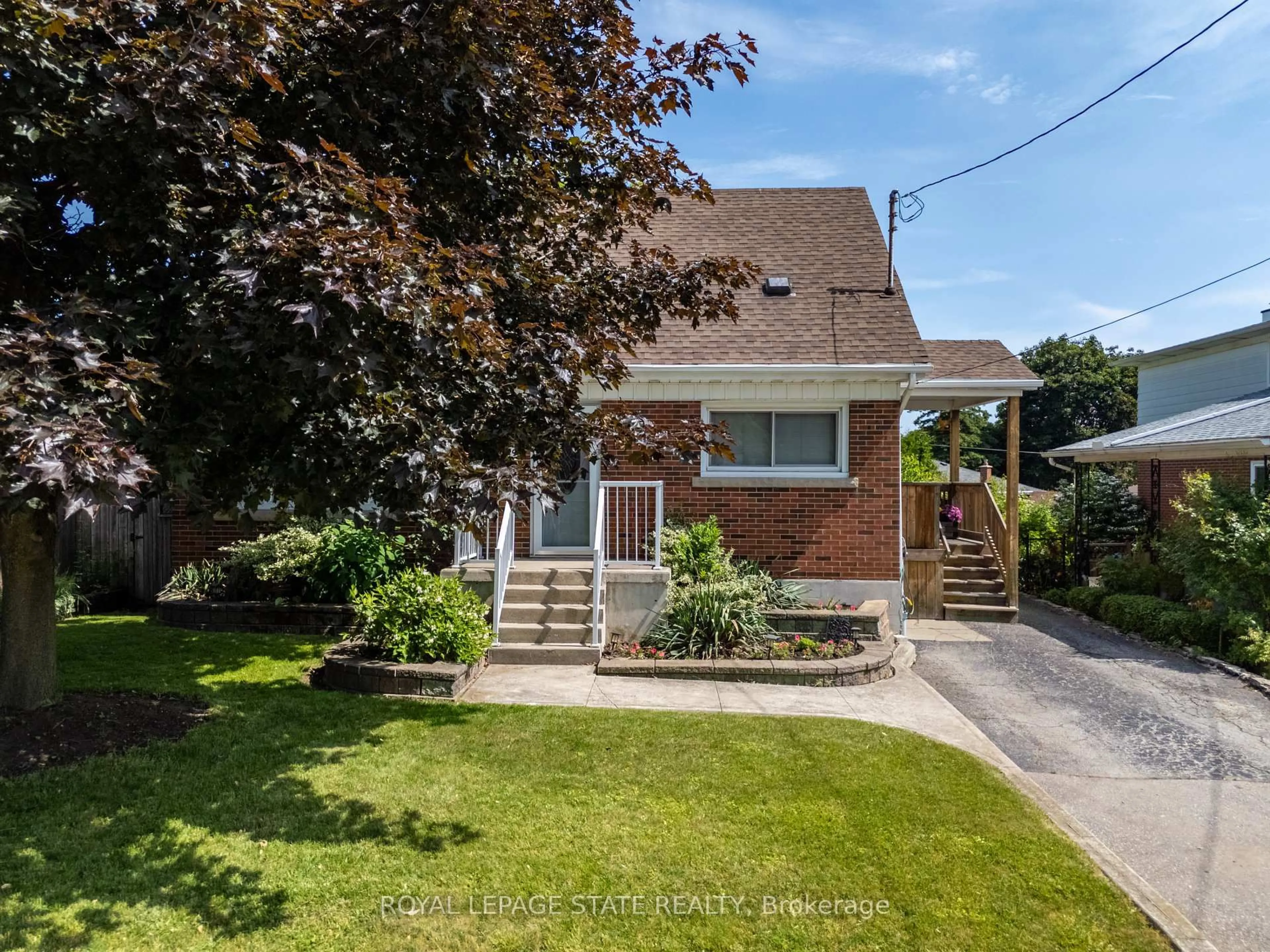 A pic from outside/outdoor area/front of a property/back of a property/a pic from drone, street for 129 Broker Dr, Hamilton Ontario L8T 2B9