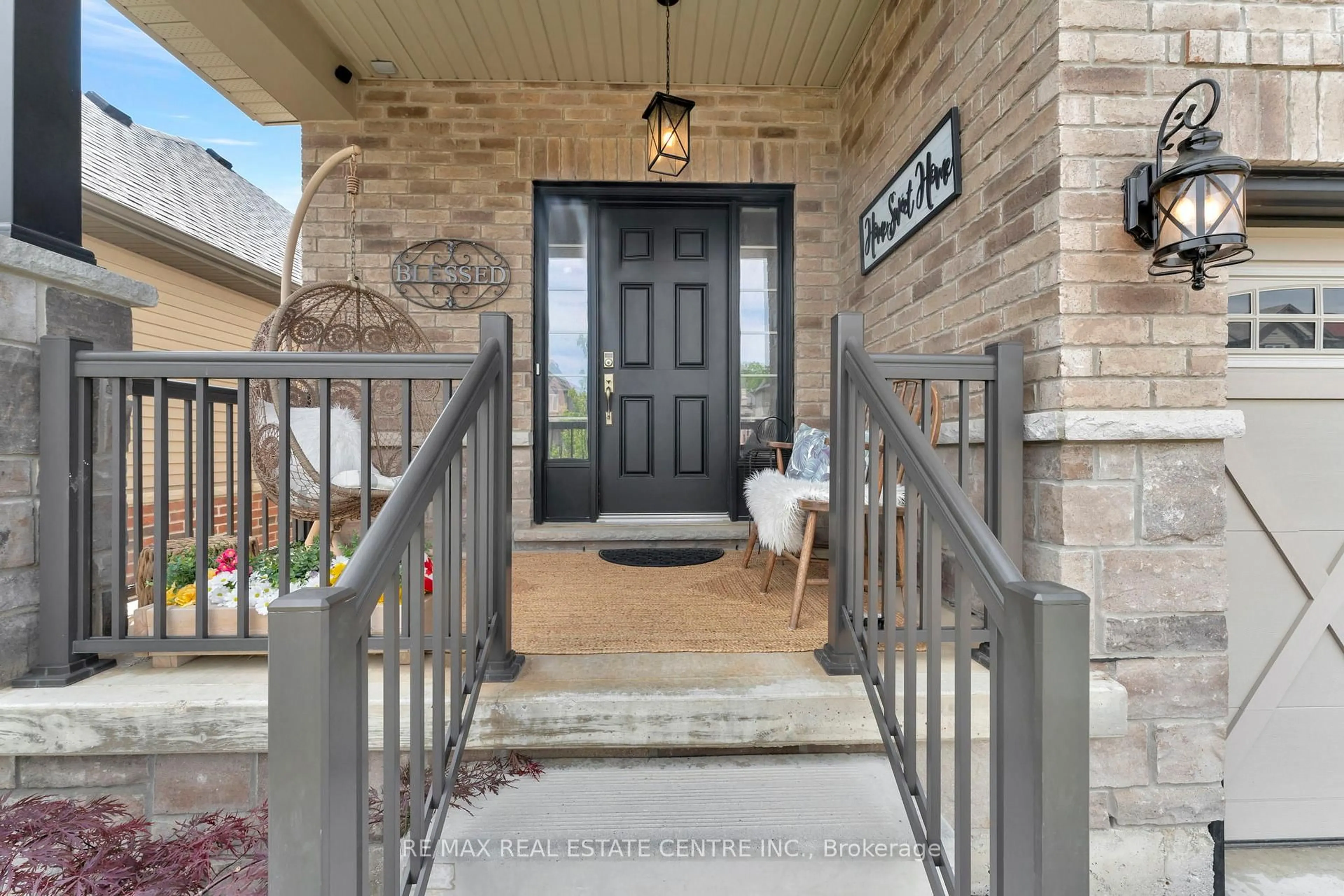 Indoor entryway for 25 Vic Chambers Pl, Brant Ontario N3L 3Z9
