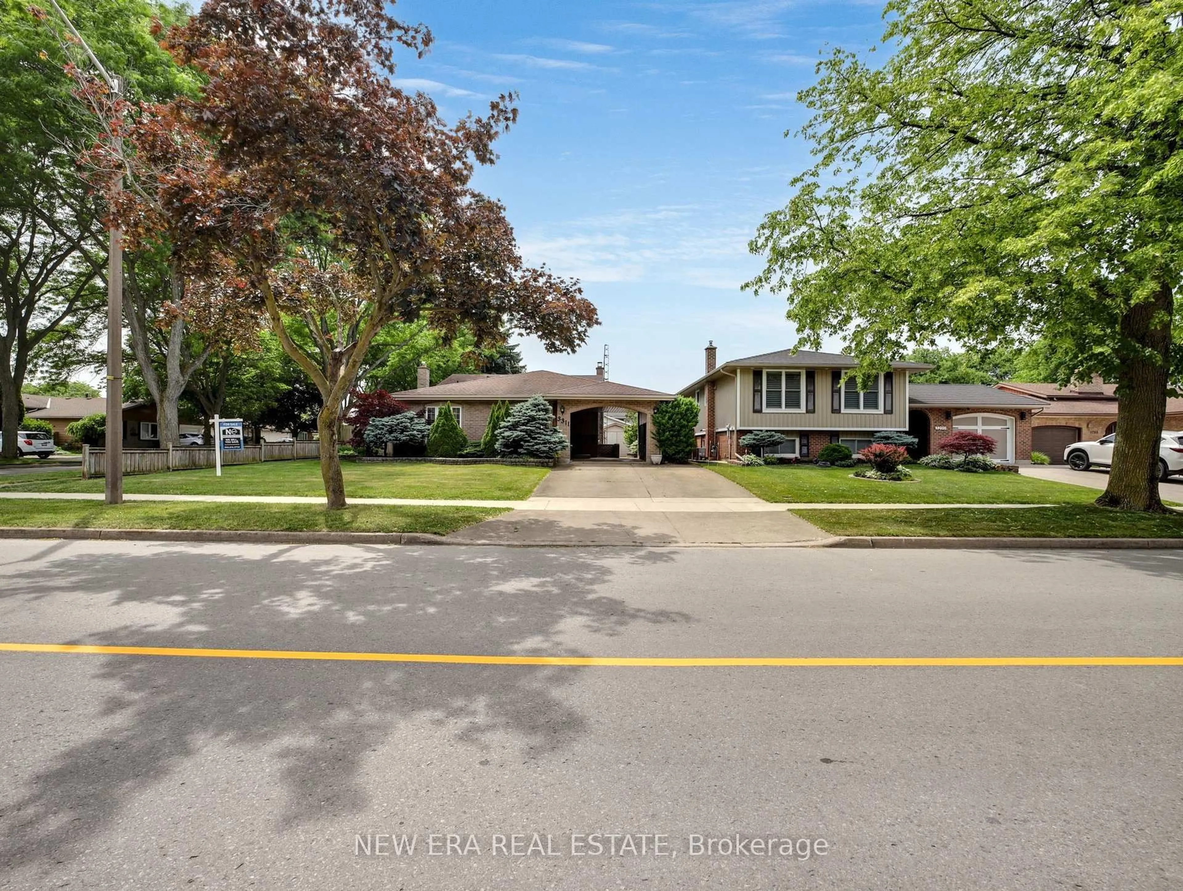 A pic from outside/outdoor area/front of a property/back of a property/a pic from drone, street for 3311 Fairway Rd, Niagara Falls Ontario L2J 3R5