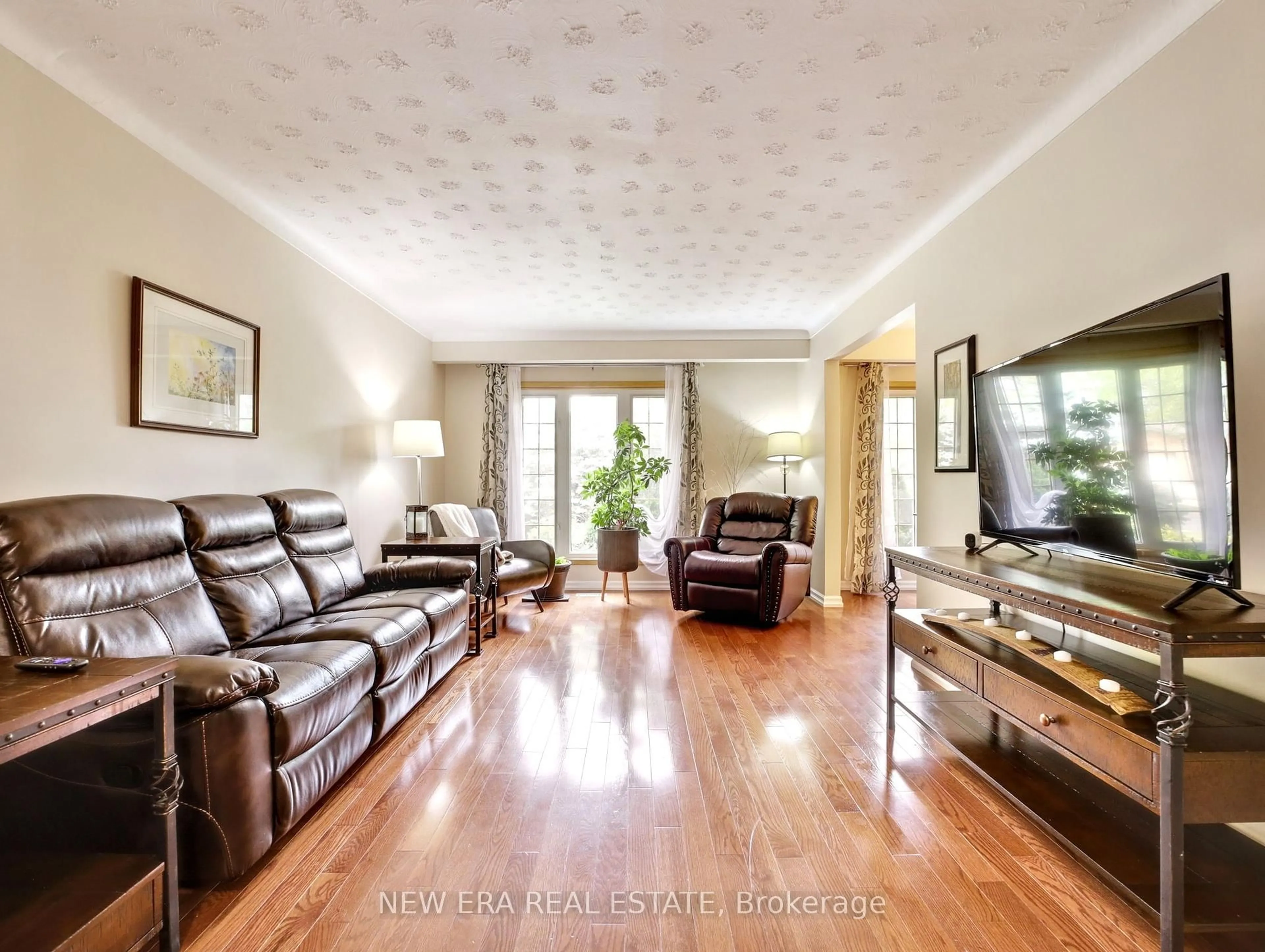 Living room with furniture, wood/laminate floor for 3311 Fairway Rd, Niagara Falls Ontario L2J 3R5