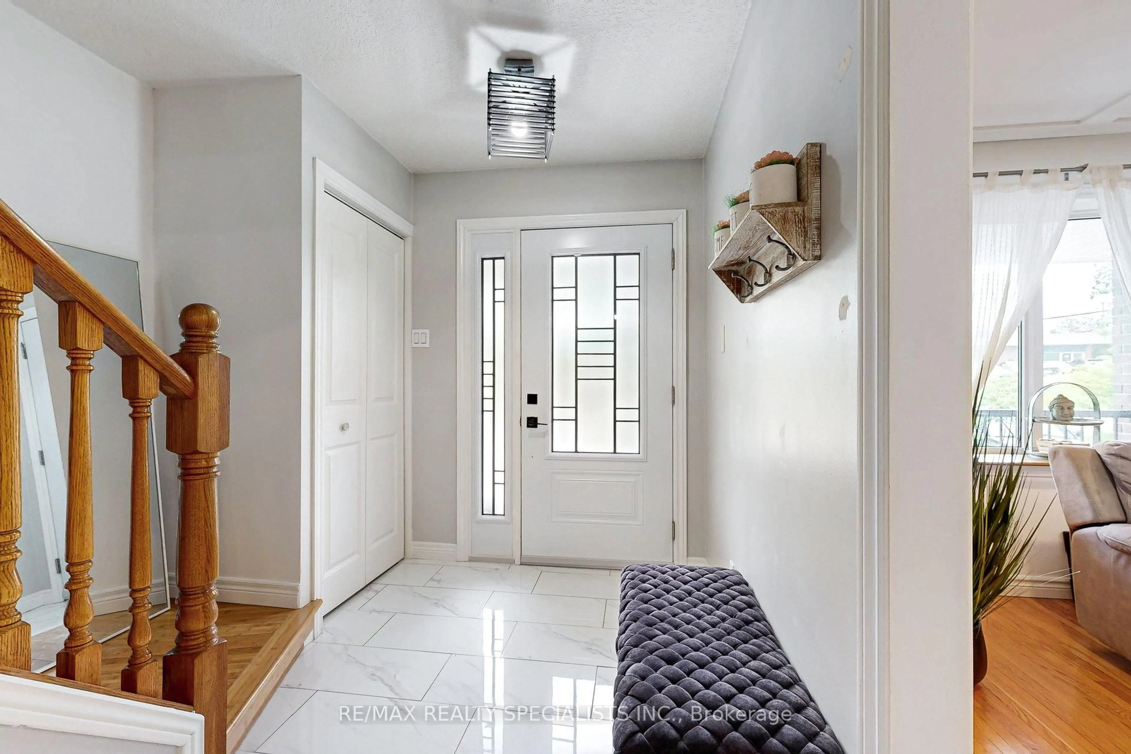 Indoor entryway for 99 Pinnacle Dr, Kitchener Ontario N2P 1B8