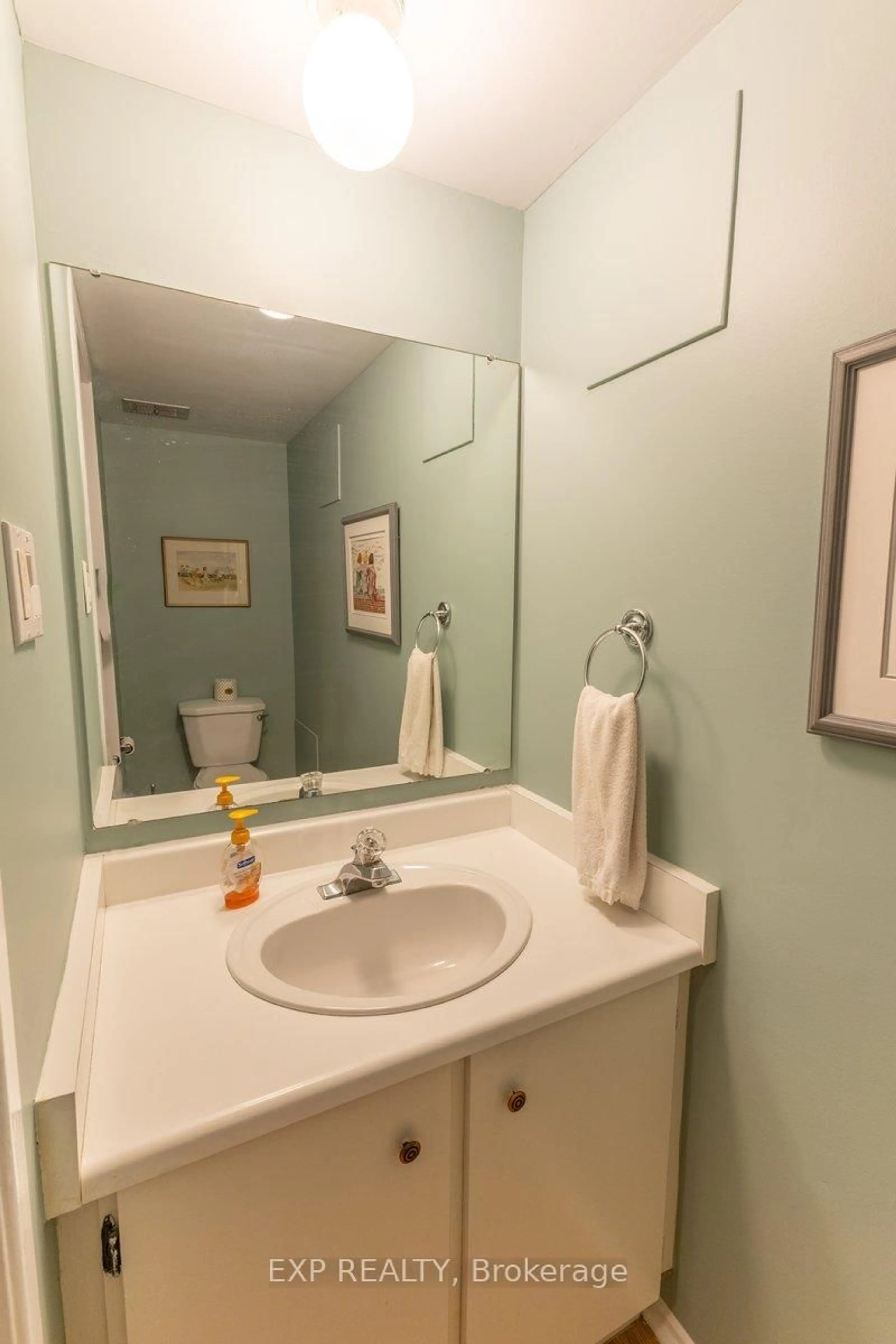 Standard bathroom, unknown for 422 Kintyre Private, Ottawa Ontario K2C 3M7