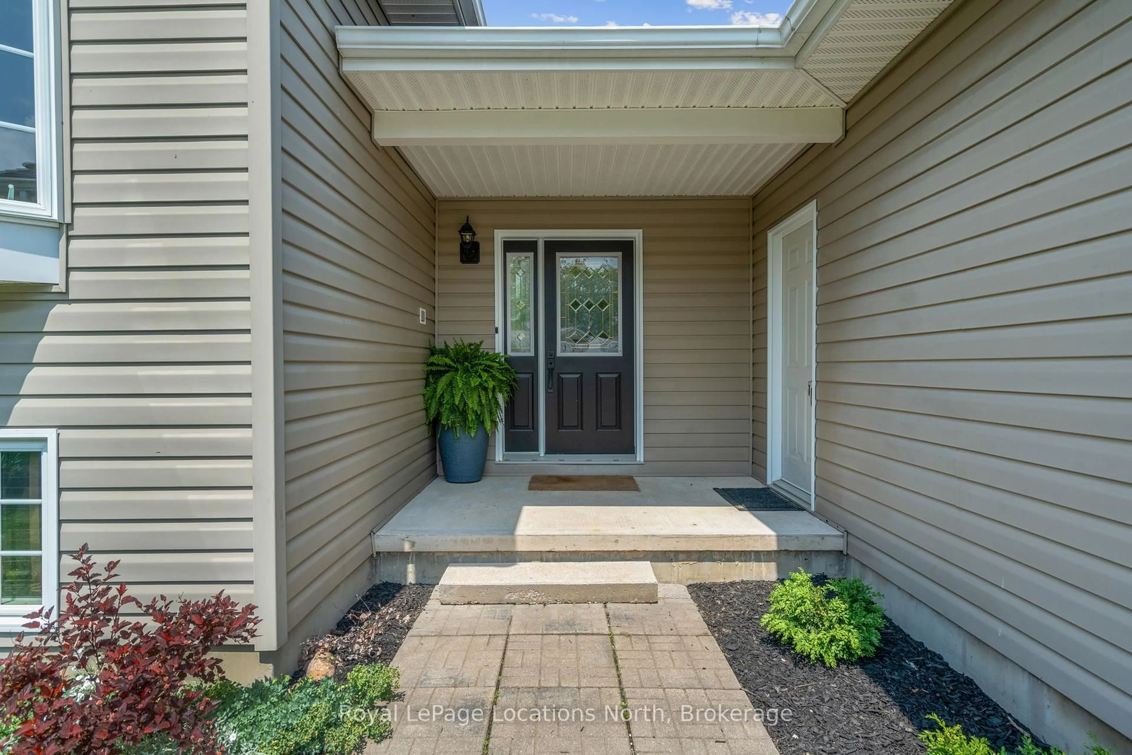 Indoor entryway for 50 Birchwood Crt, Meaford Ontario N4L 1T9