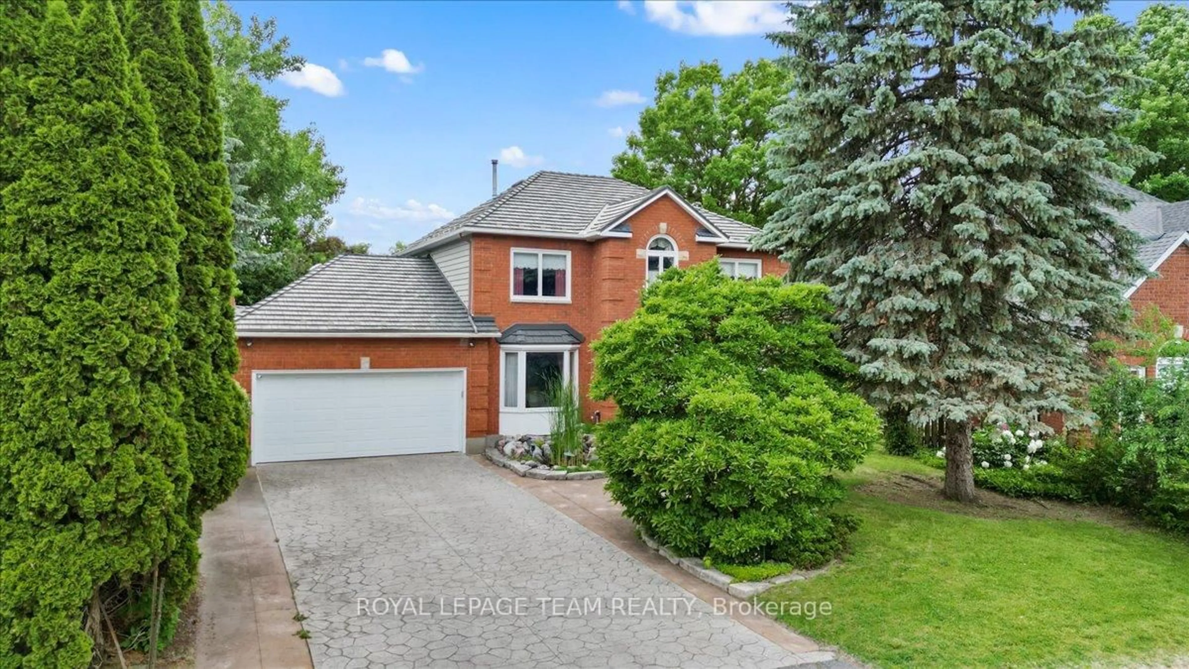 A pic from outside/outdoor area/front of a property/back of a property/a pic from drone, street for 17 Stonehedge Pkwy, Nepean Ontario K2H 8Z3