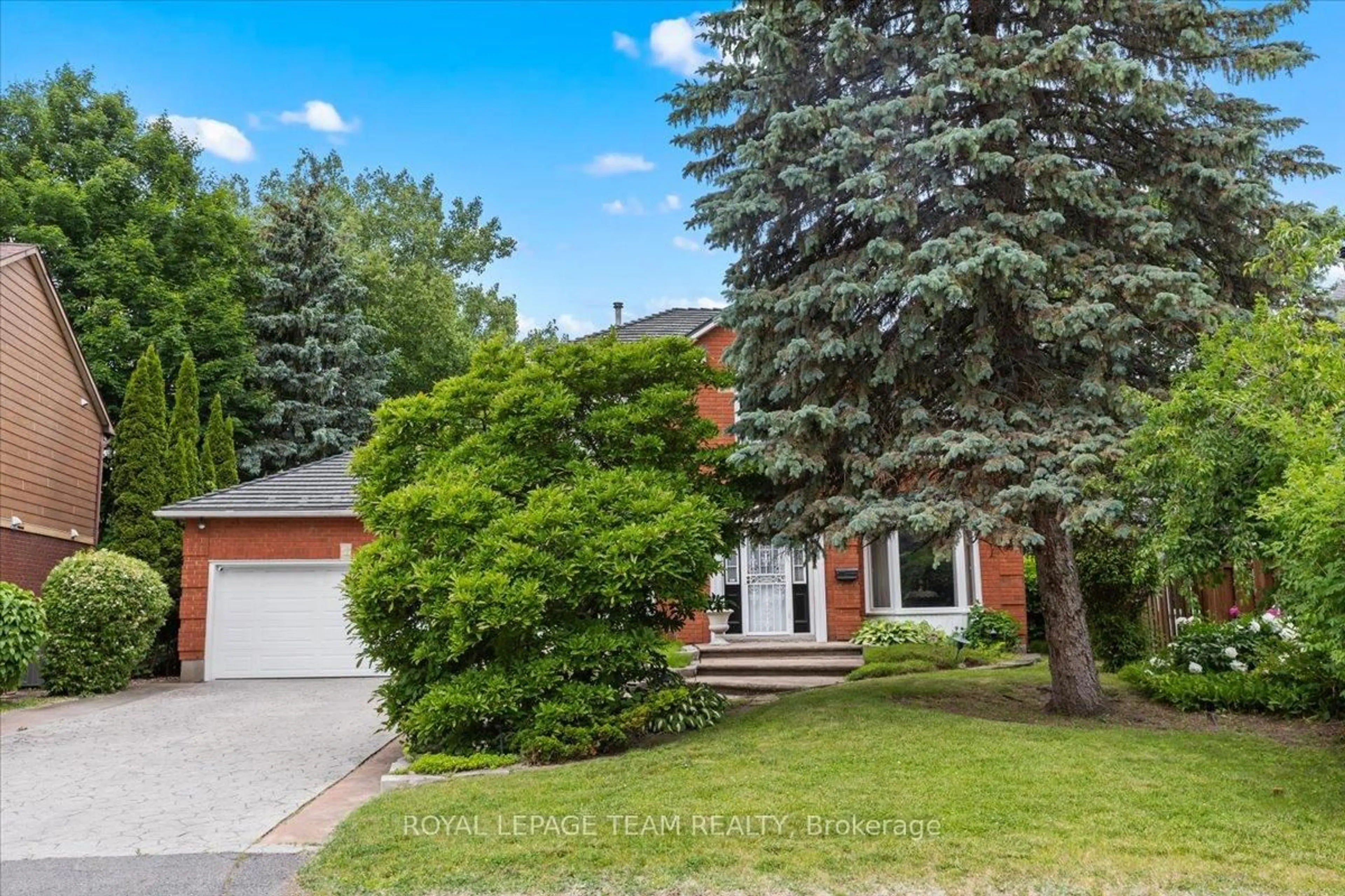 Home with brick exterior material, street for 17 Stonehedge Pkwy, Nepean Ontario K2H 8Z3