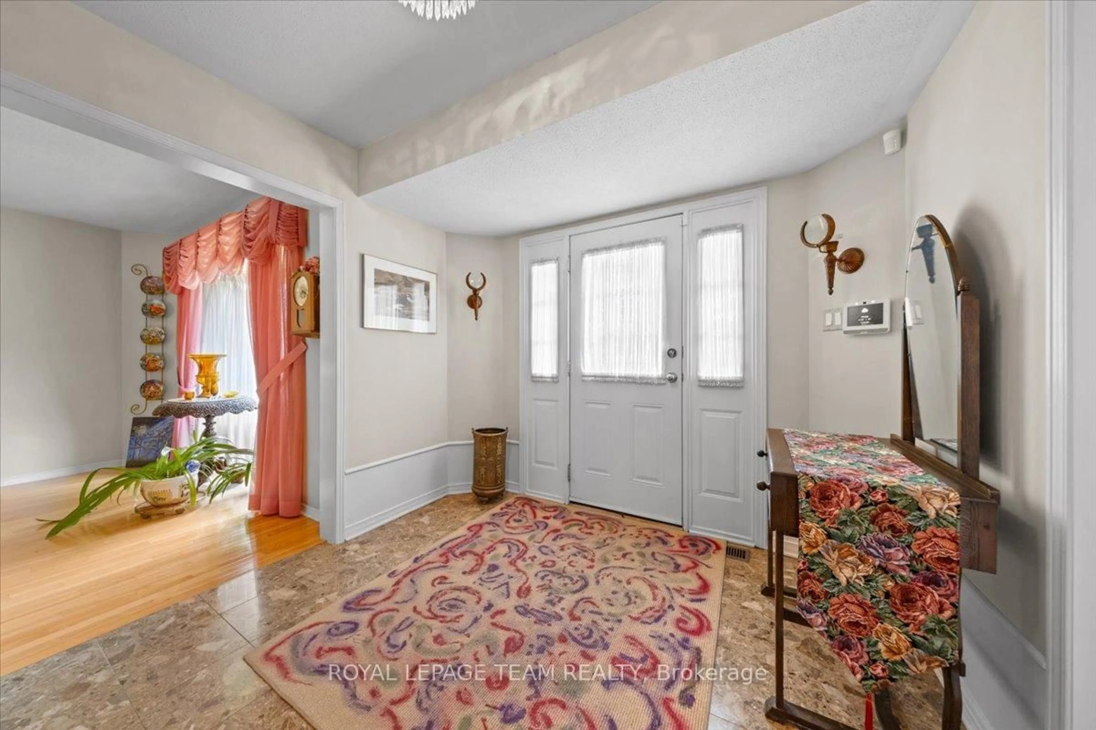 Indoor entryway for 17 Stonehedge Pkwy, Nepean Ontario K2H 8Z3