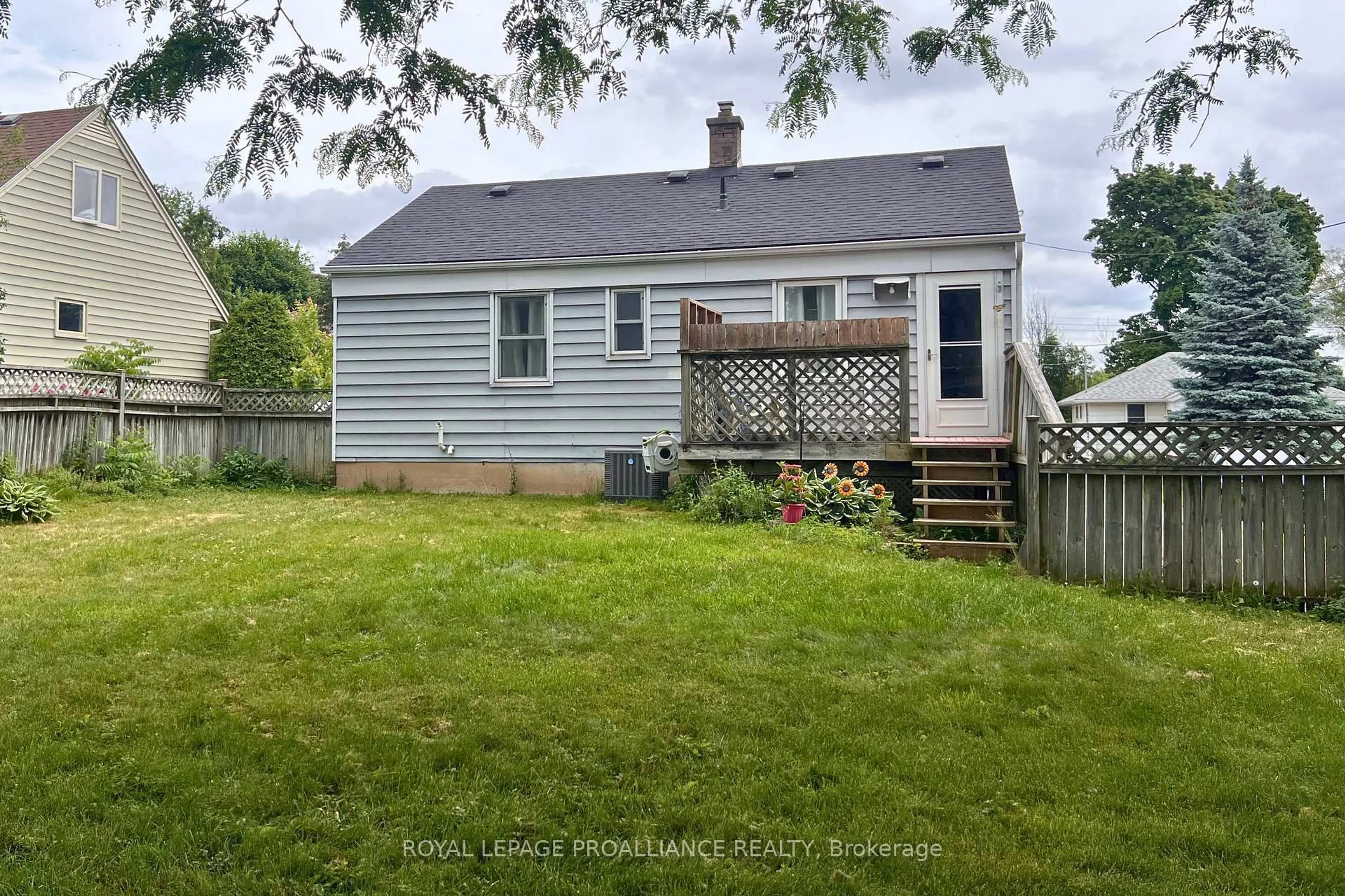 A pic from outside/outdoor area/front of a property/back of a property/a pic from drone, street for 6 Third St, Belleville Ontario K8N 4R8