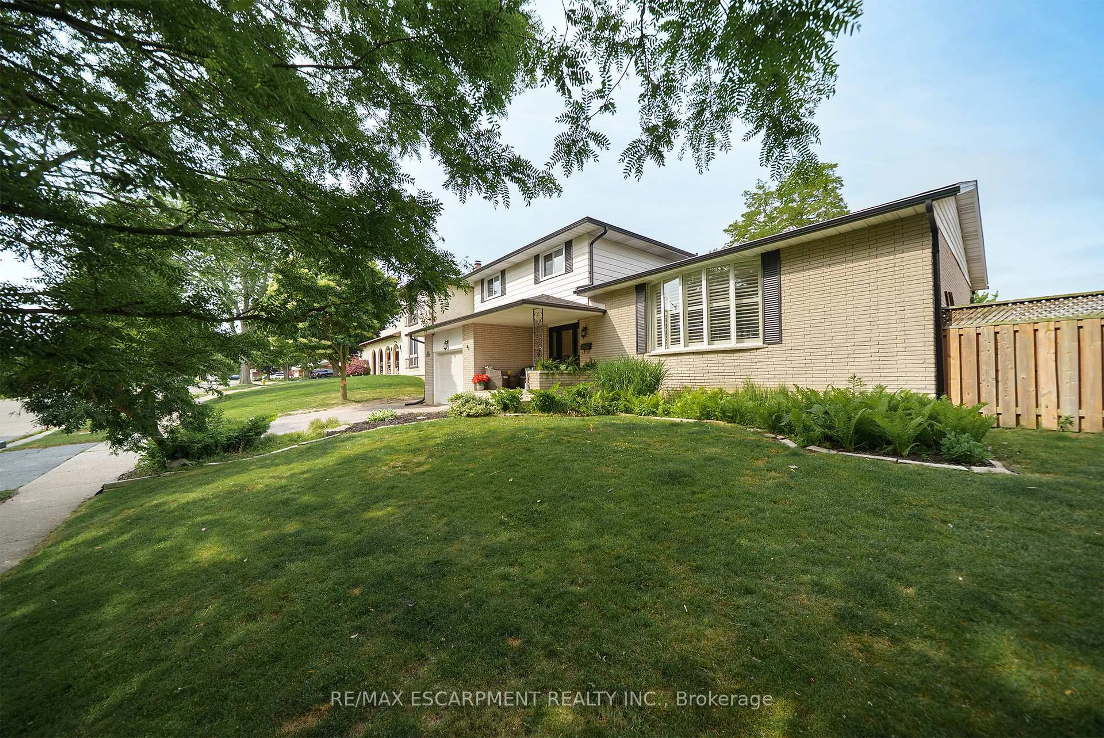 A pic from outside/outdoor area/front of a property/back of a property/a pic from drone, street for 41 Westbrier Knoll, Brantford Ontario N3R 5W2