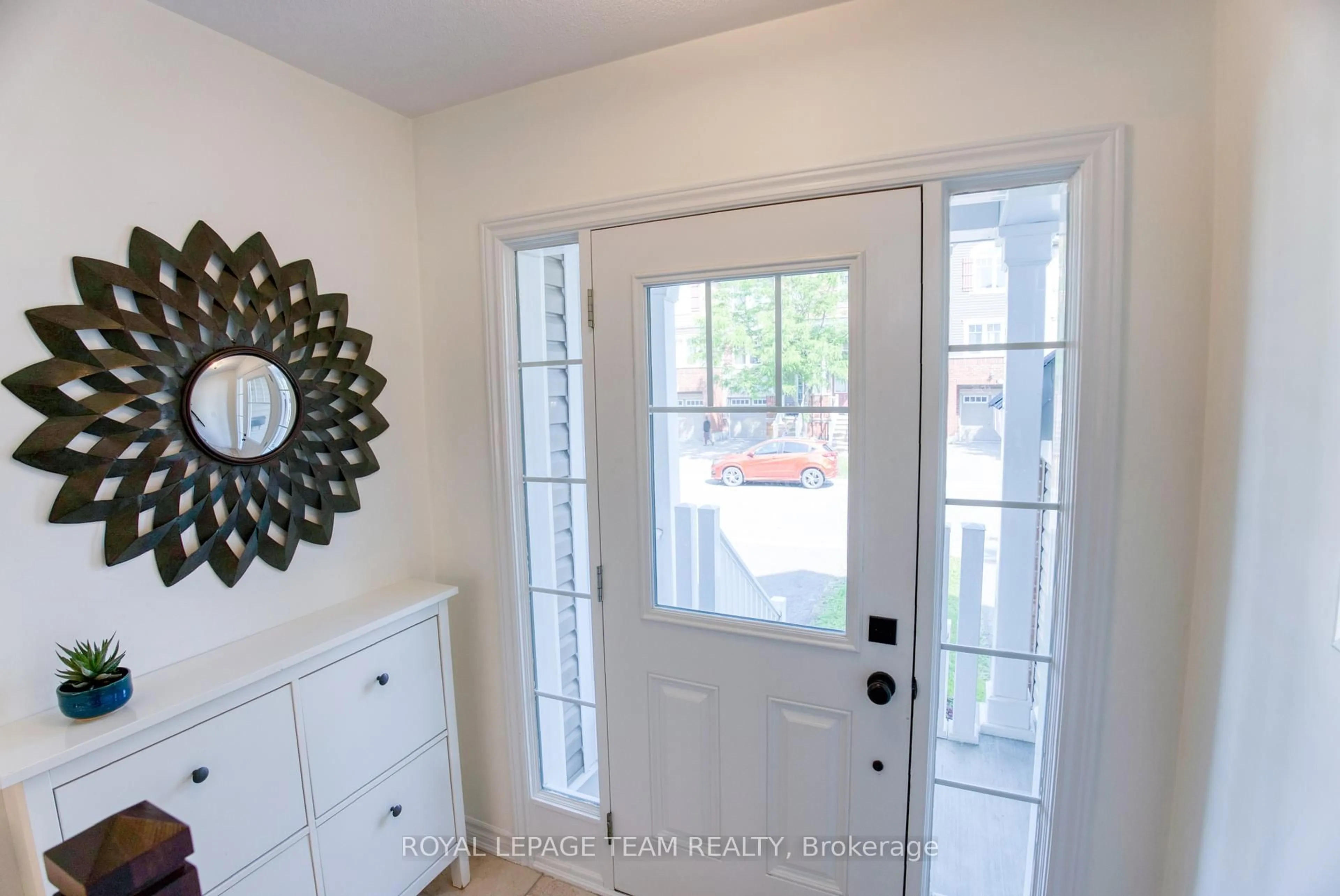 Indoor entryway for 422 Coldwater Cres, Ottawa Ontario K2M 0J2