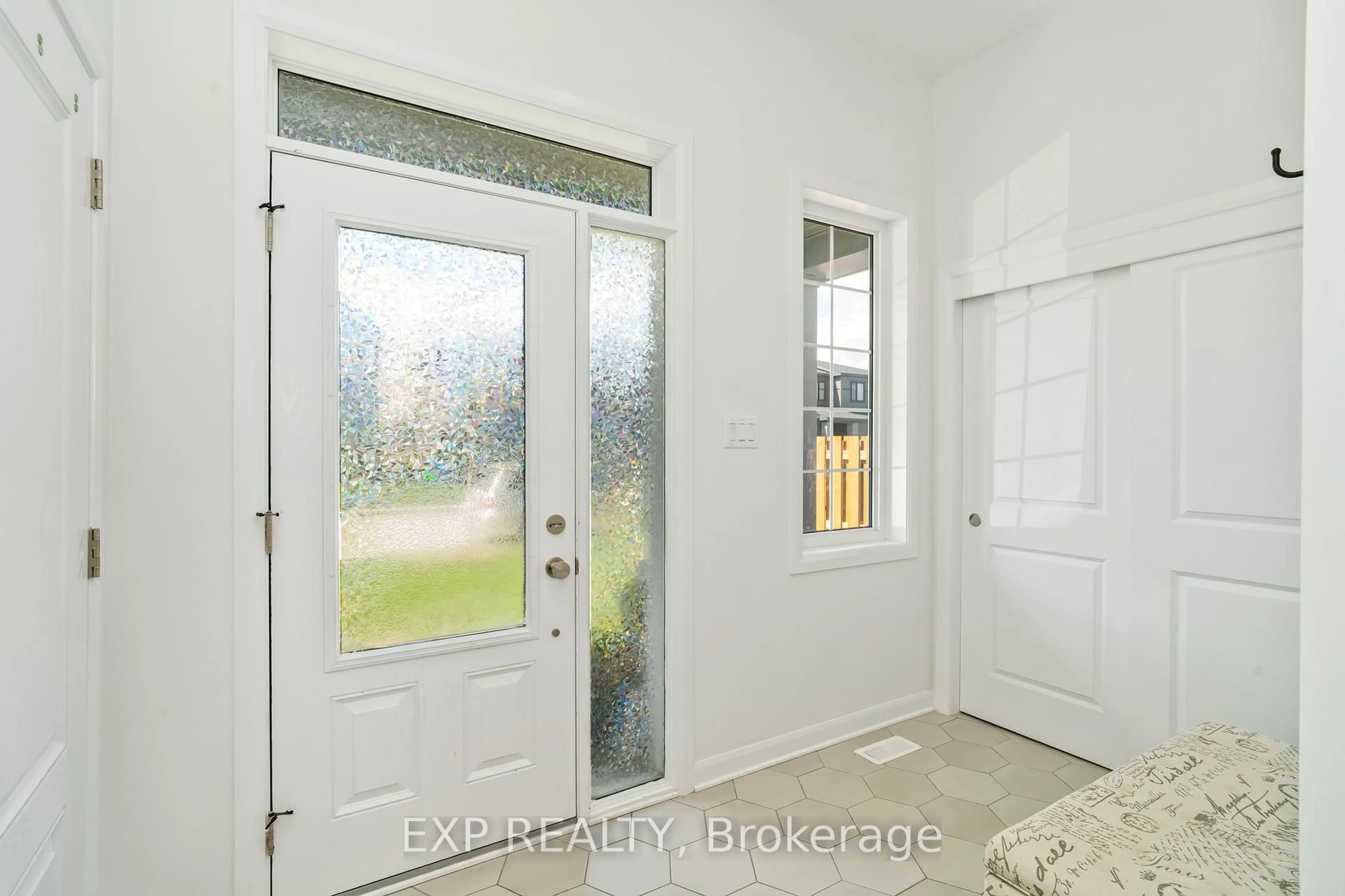 Indoor entryway for 230 Elsie Macgill Walk, Ottawa Ontario K2W 0K8