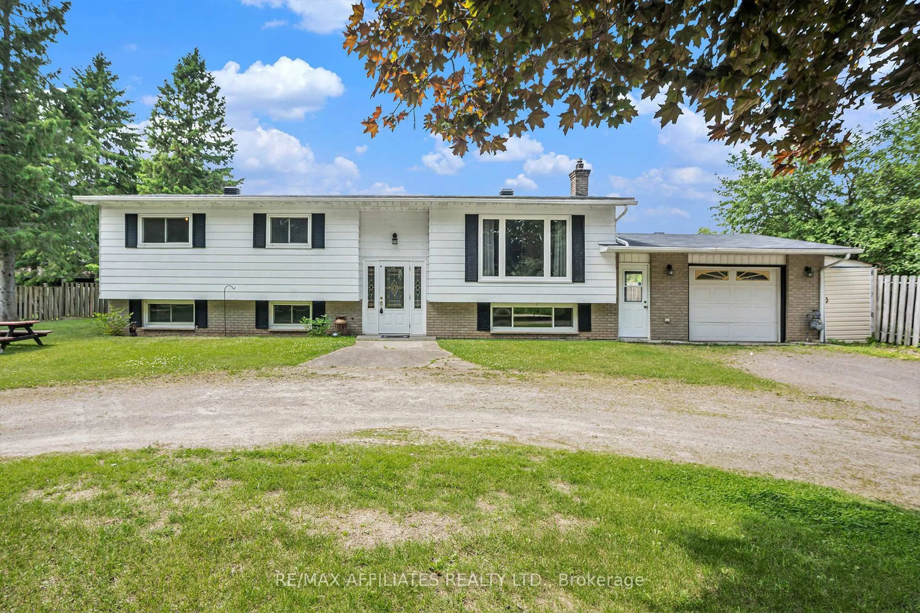 A pic from outside/outdoor area/front of a property/back of a property/a pic from drone, street for 114 Duncan St, Smiths Falls Ontario K7A 4S4