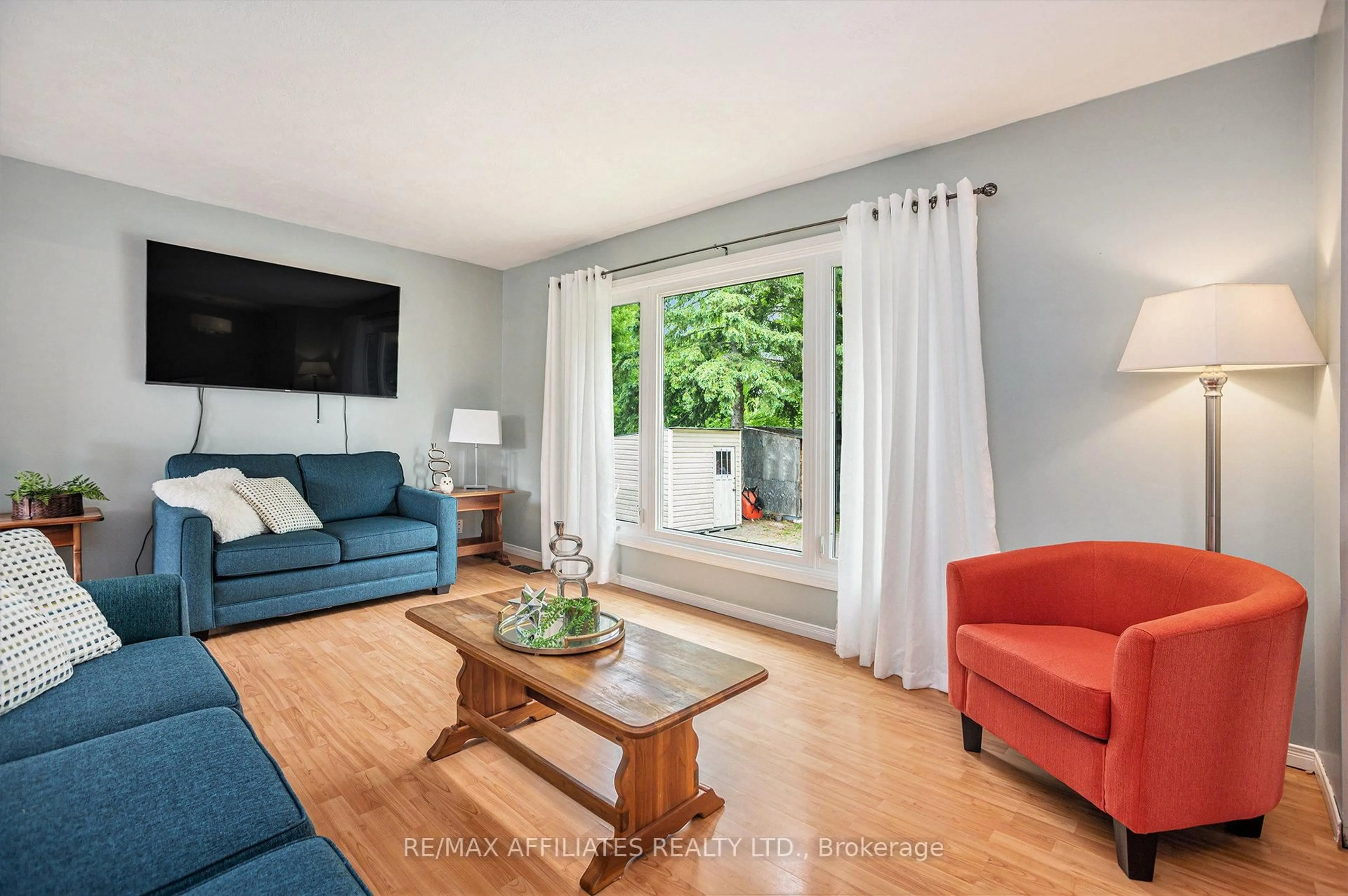 Living room with furniture, wood/laminate floor for 114 Duncan St, Smiths Falls Ontario K7A 4S4