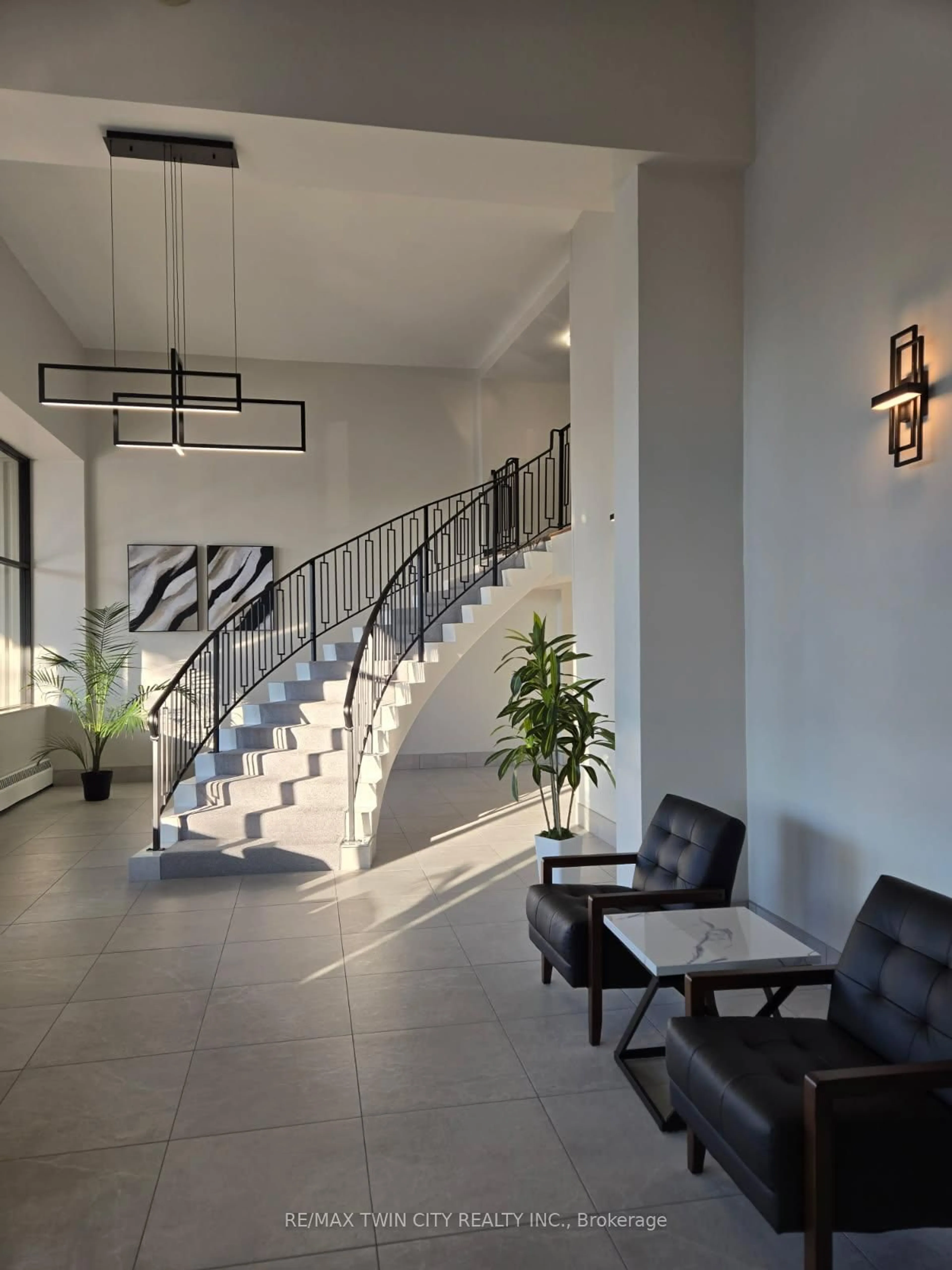 Indoor foyer for 24 Midland Dr #701, Kitchener Ontario N2A 2A8