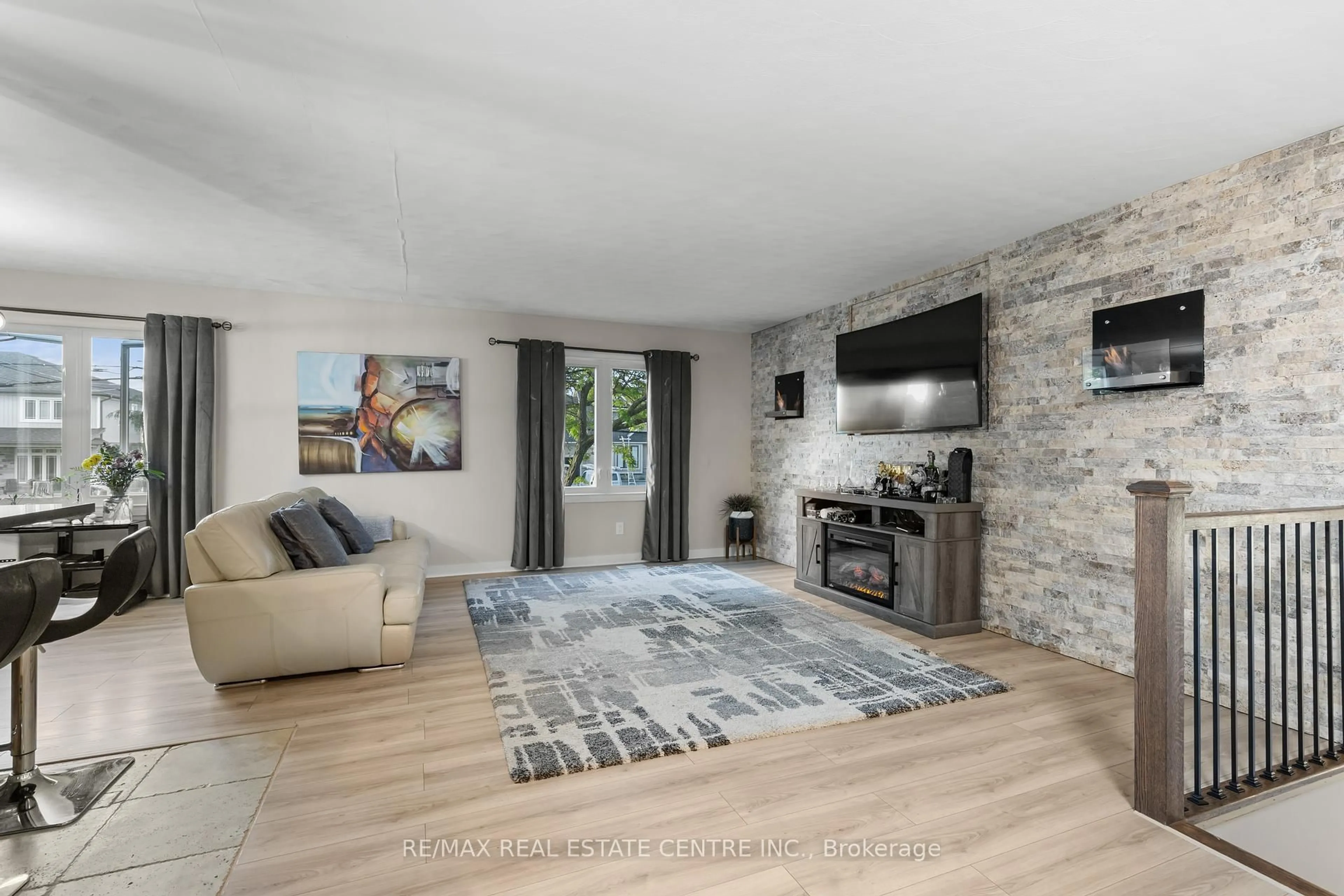 Living room with furniture, unknown for 208 Central Ave, Grimsby Ontario L3M 1X9