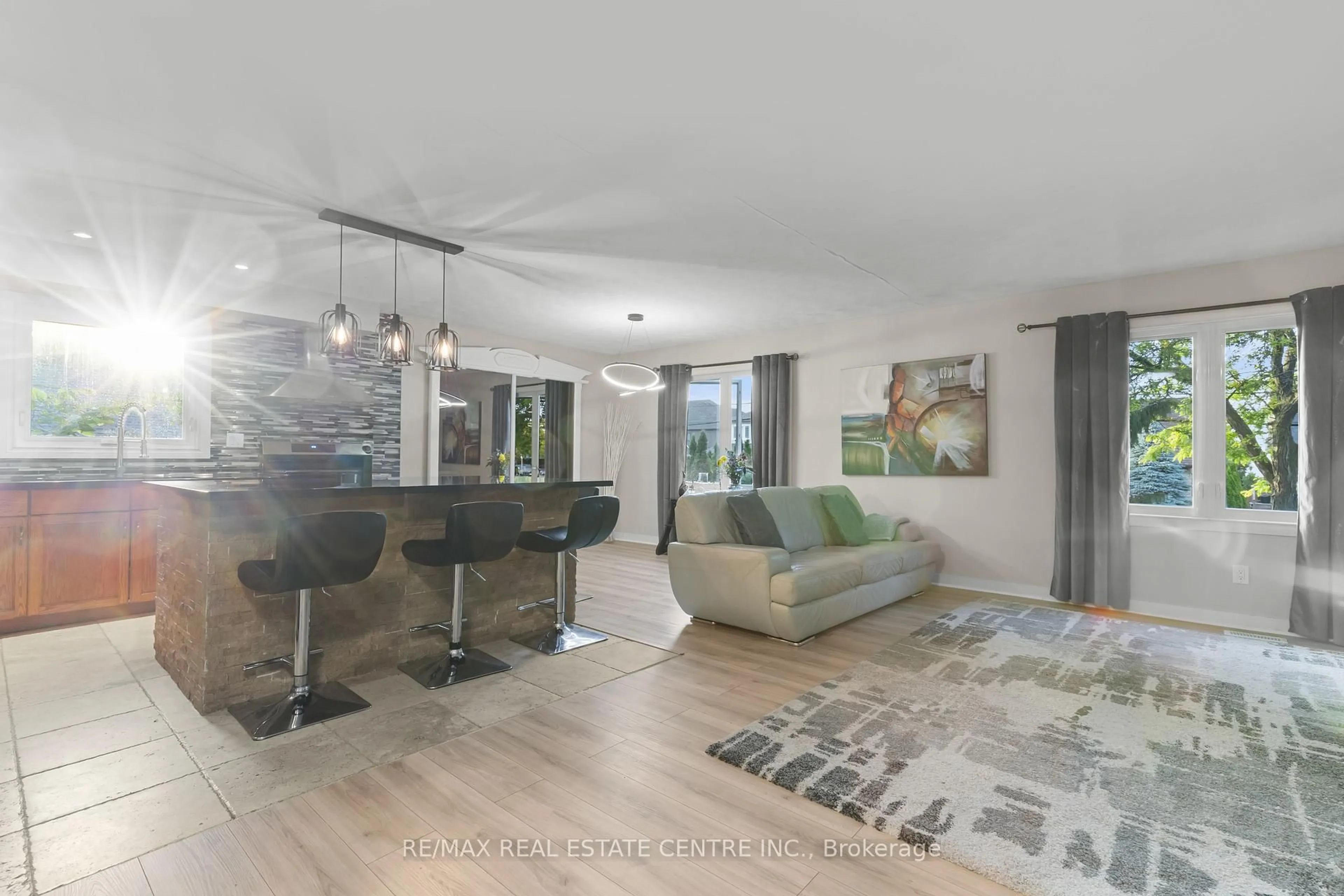 Living room with furniture, unknown for 208 Central Ave, Grimsby Ontario L3M 1X9