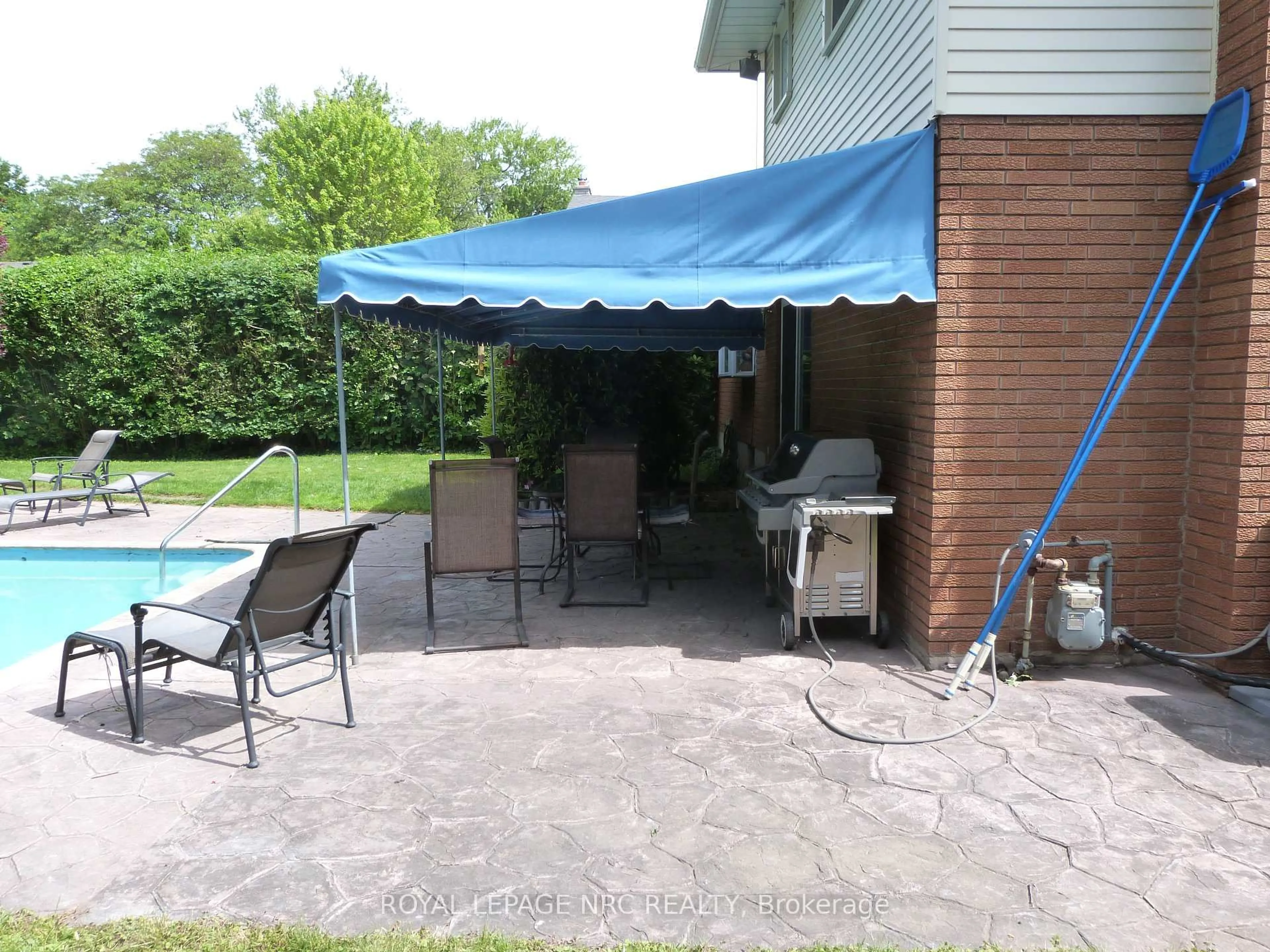 Patio, street for 6435 Dorchester Rd, Niagara Falls Ontario L2G 5T6