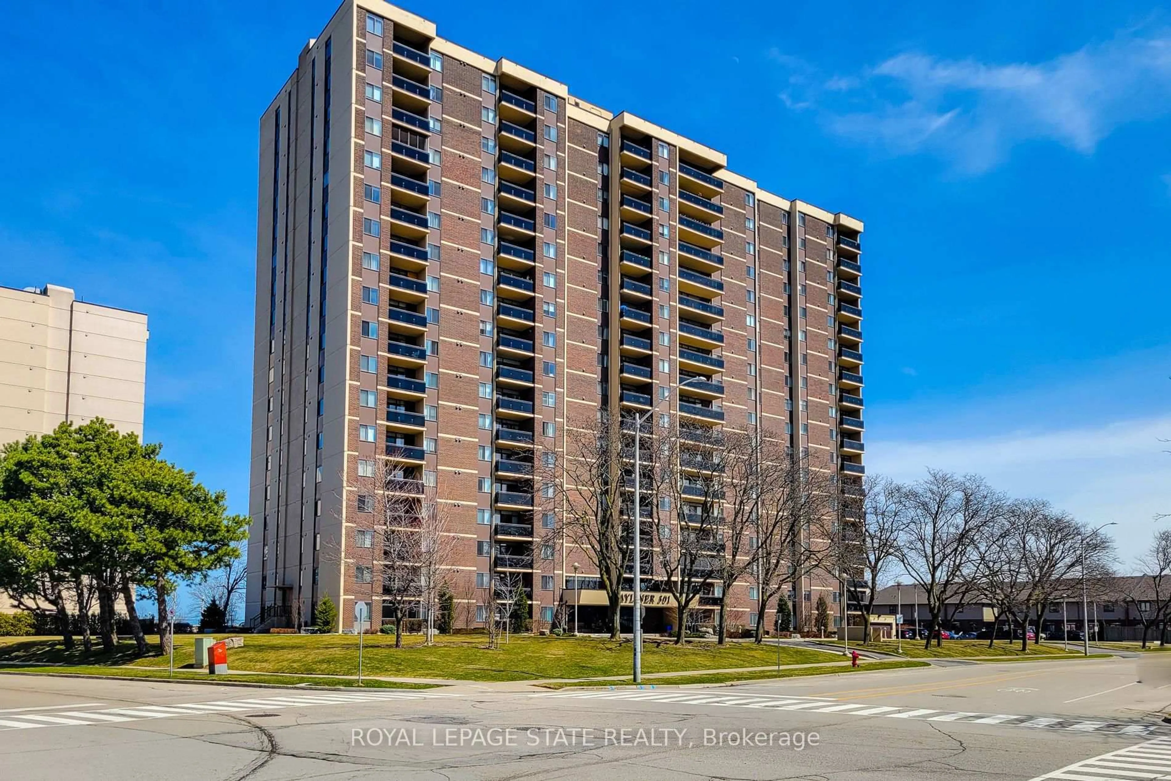 A pic from outside/outdoor area/front of a property/back of a property/a pic from drone, building for 301 Frances Ave #1503, Hamilton Ontario L8E 3W6