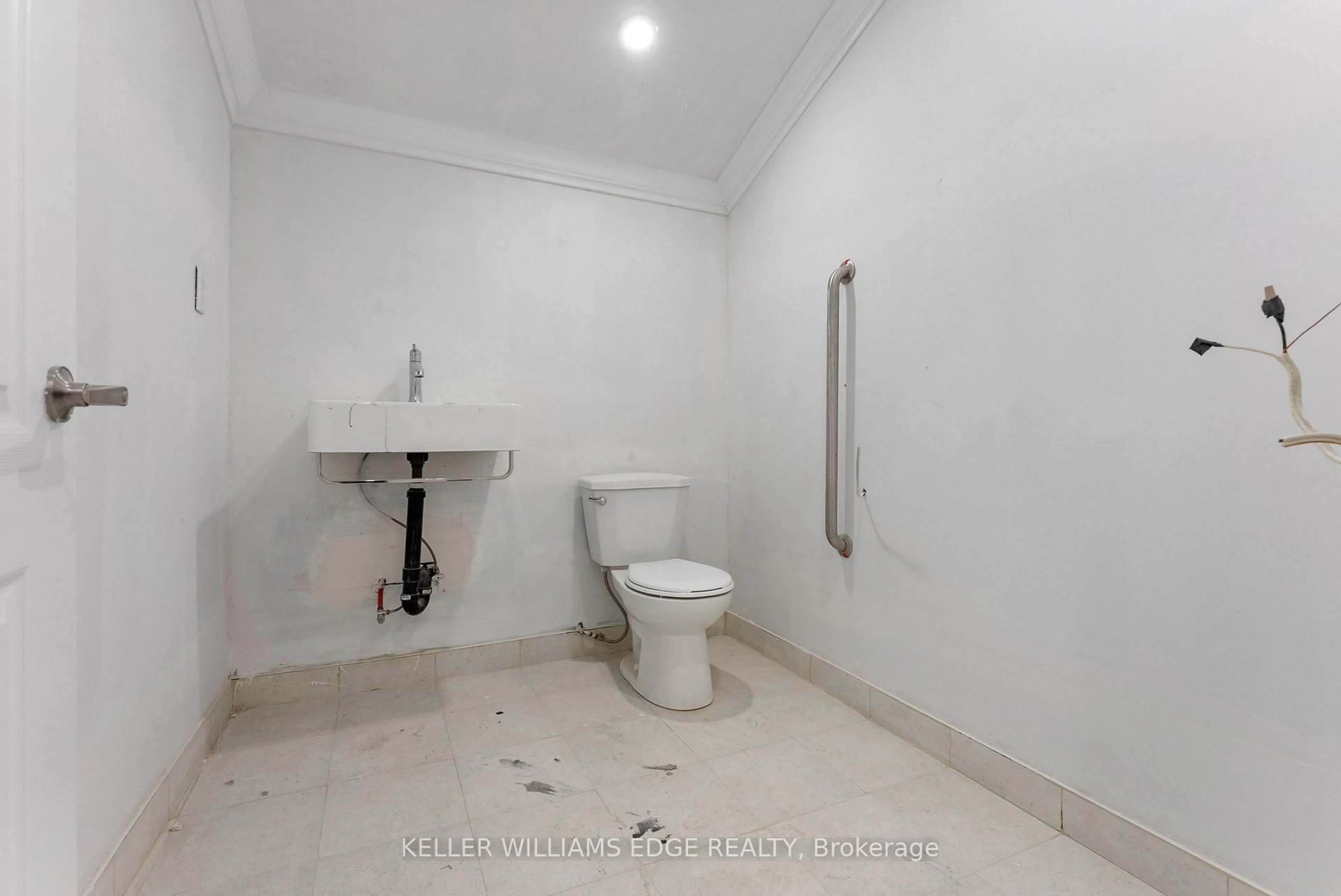 Standard bathroom, unknown for 23 Lyndhurst St, Hamilton Ontario L8L 7G9