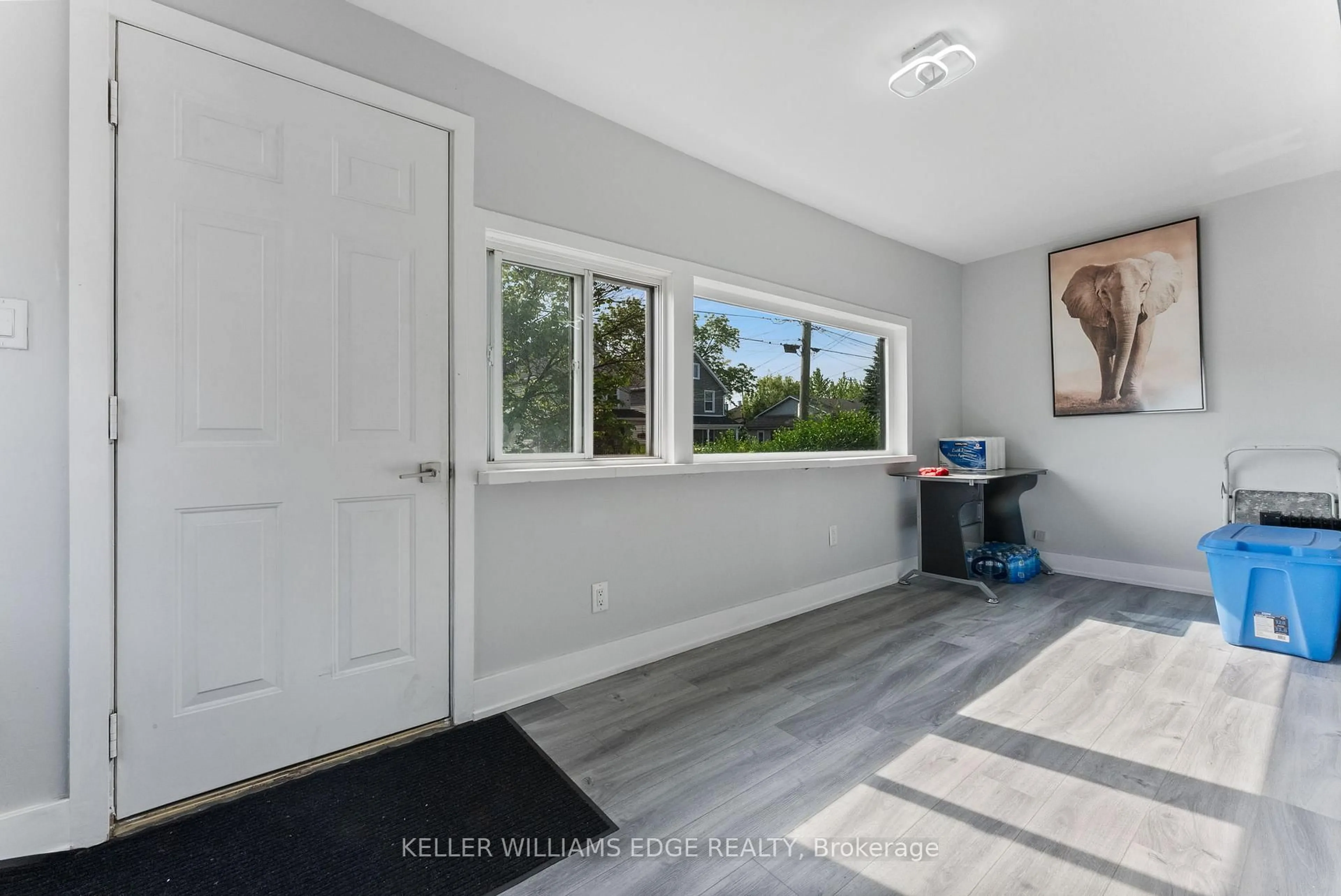 Indoor entryway for 23 Lyndhurst St, Hamilton Ontario L8L 7G9