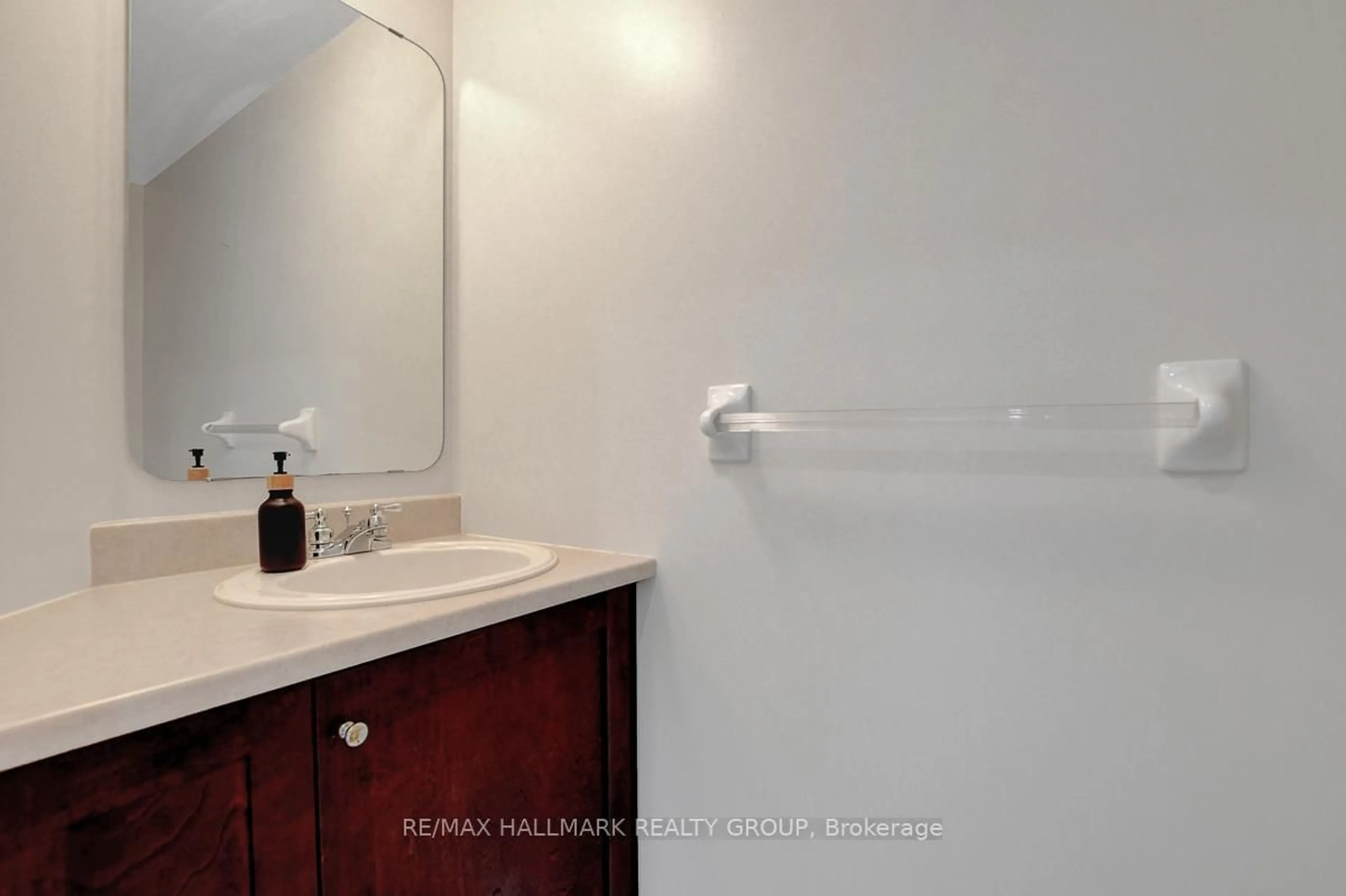 Standard bathroom, unknown for 553 Burleigh Private, Ottawa Ontario K1J 1J9