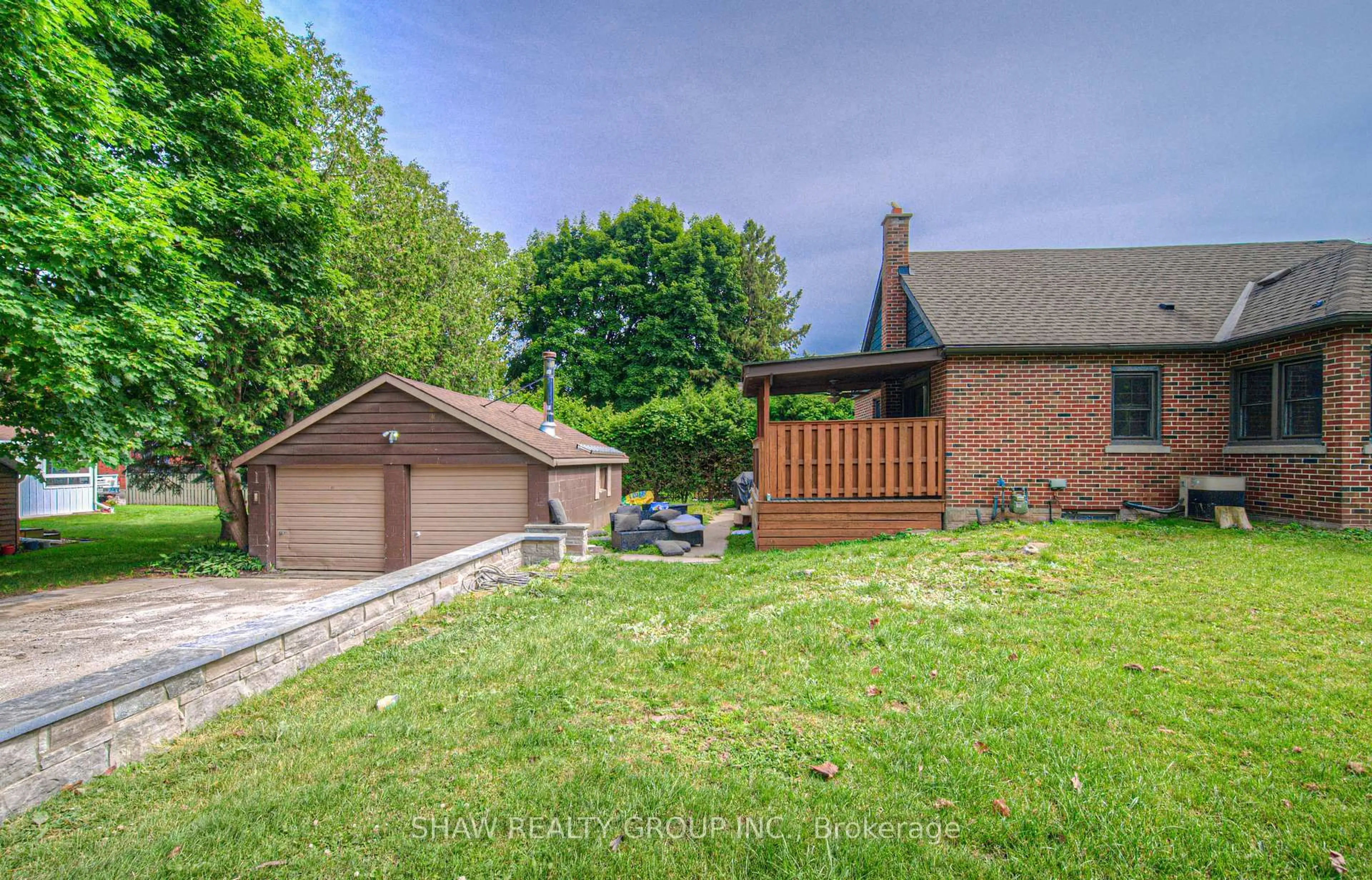 A pic from outside/outdoor area/front of a property/back of a property/a pic from drone, unknown for 43 Dudhope Ave, Cambridge Ontario N1R 4T4