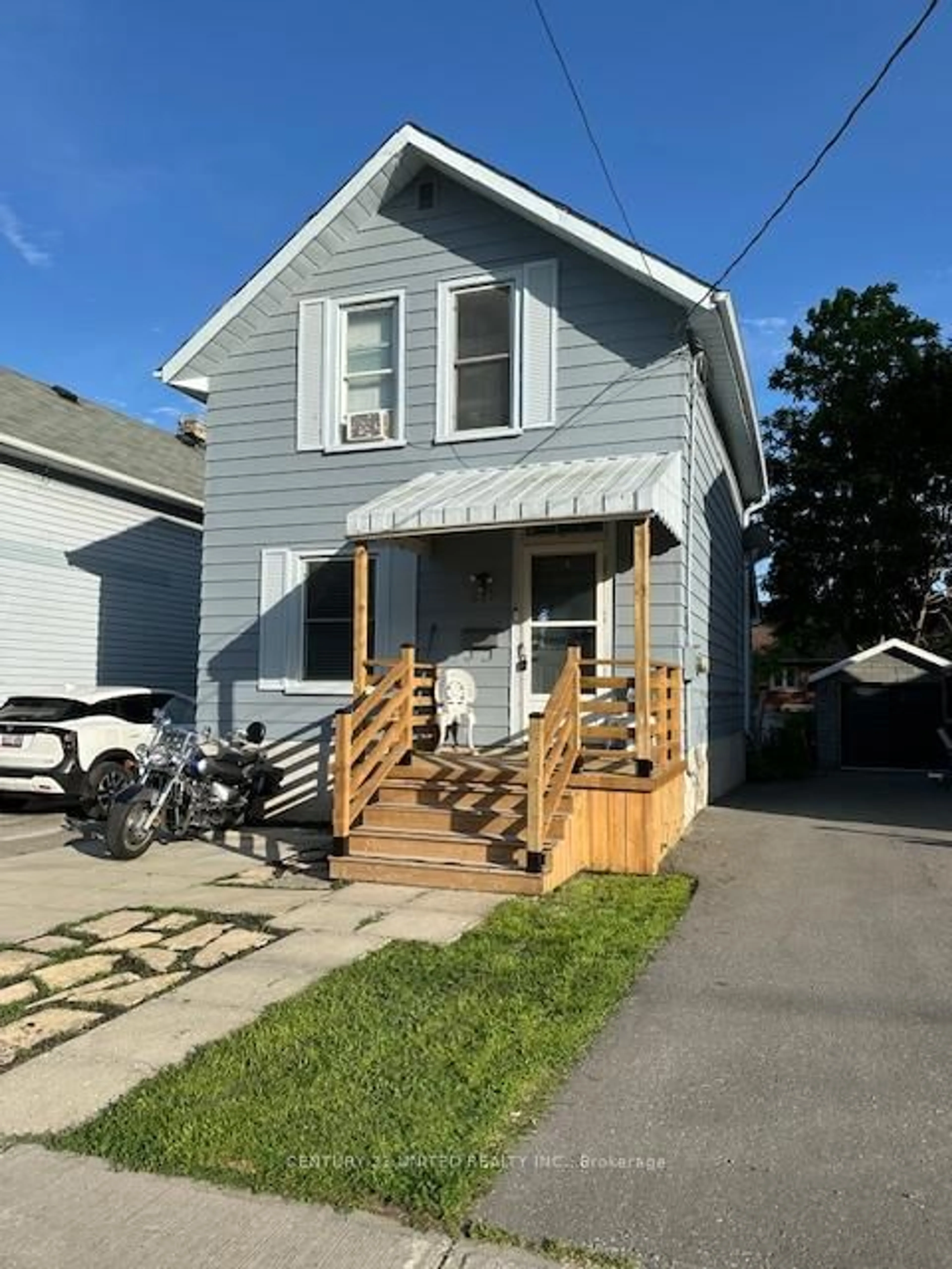 Home with vinyl exterior material, street for 577 Paterson St, Peterborough Central Ontario K9J 4P9