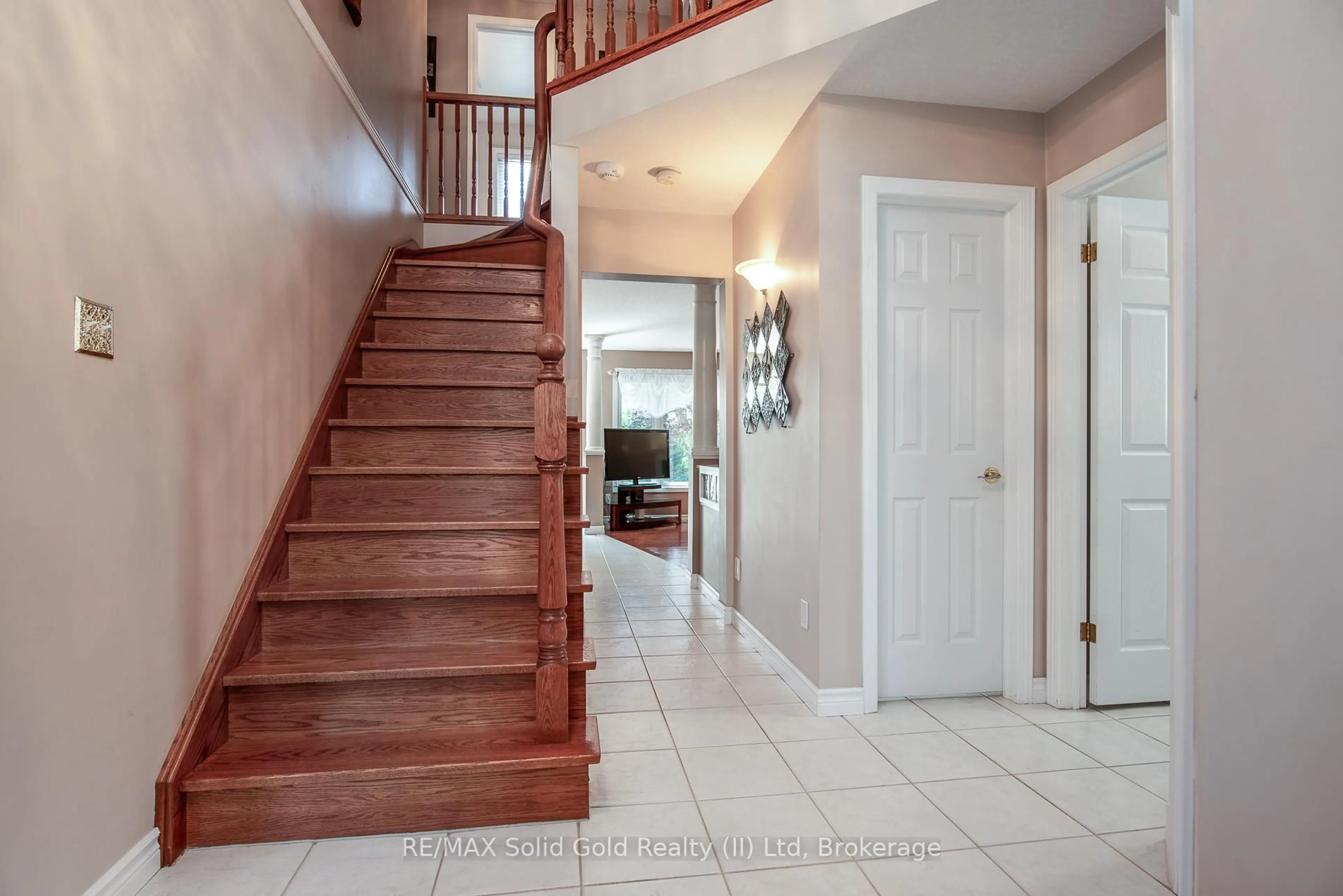 Indoor entryway for 110 Deer Ridge Dr, Kitchener Ontario N2P 2K9
