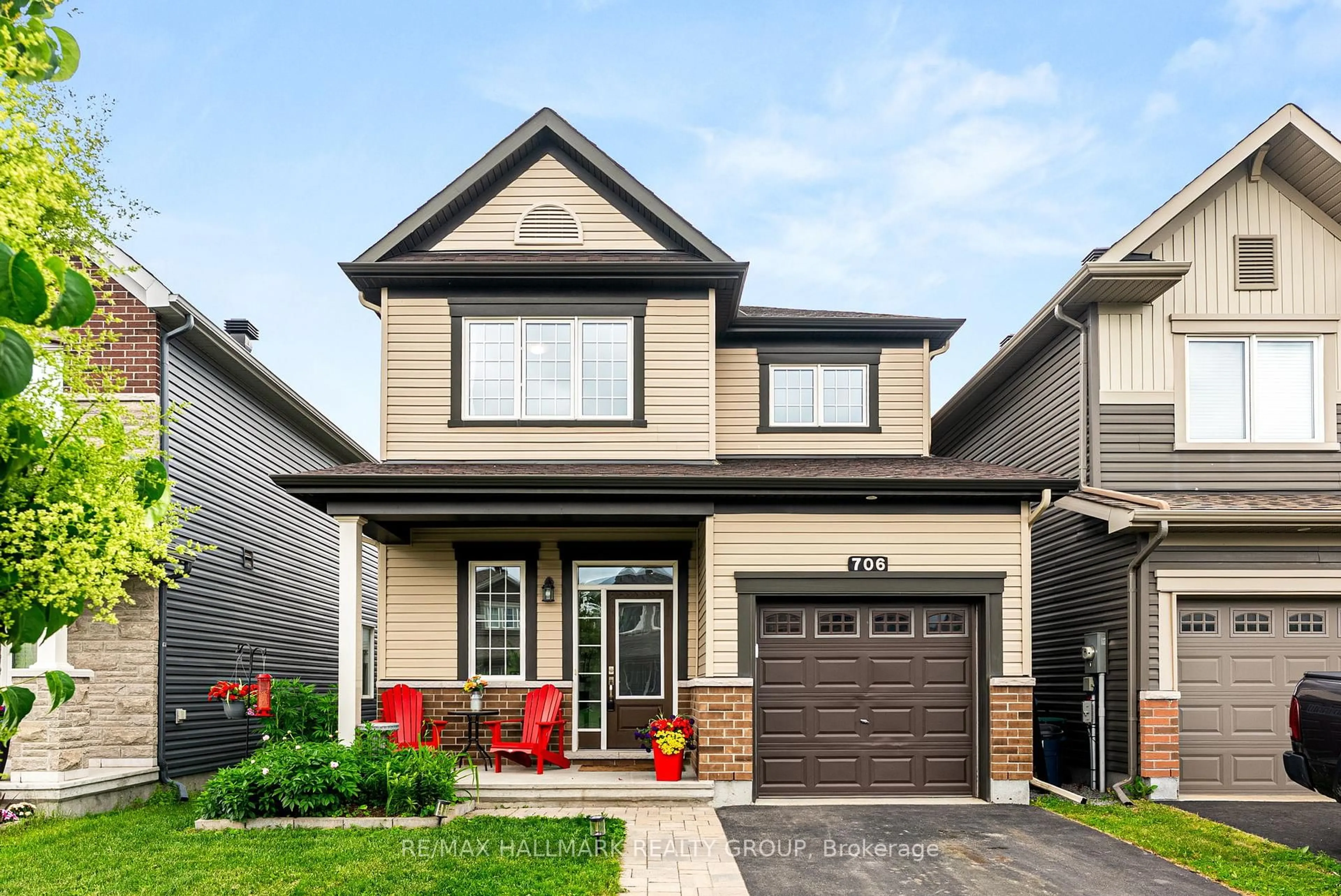 Home with vinyl exterior material, street for 706 Magnolia St, Ottawa Ontario K4A 0Y9