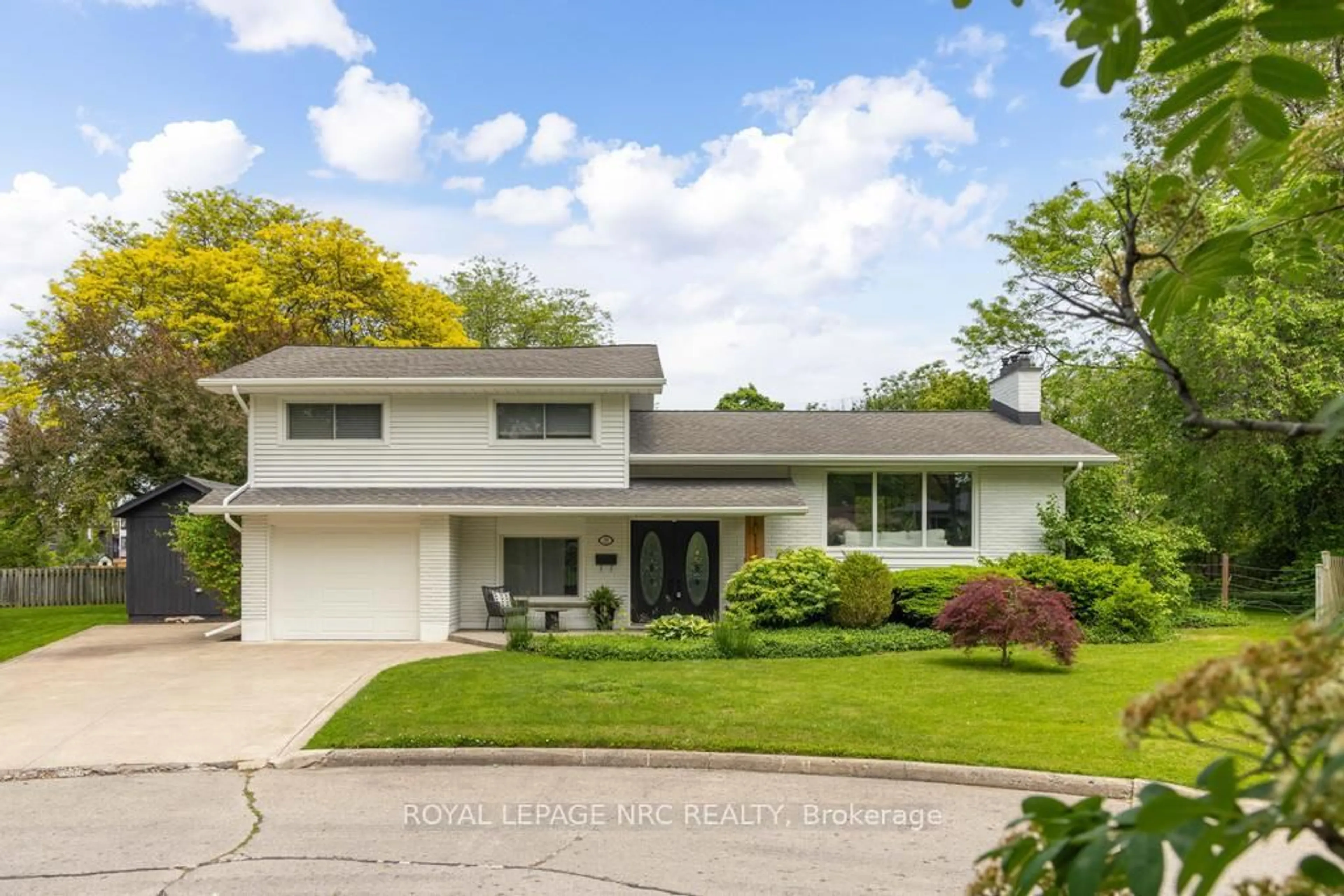Home with vinyl exterior material, street for 25 Victor Blvd, St. Catharines Ontario L2T 2B4