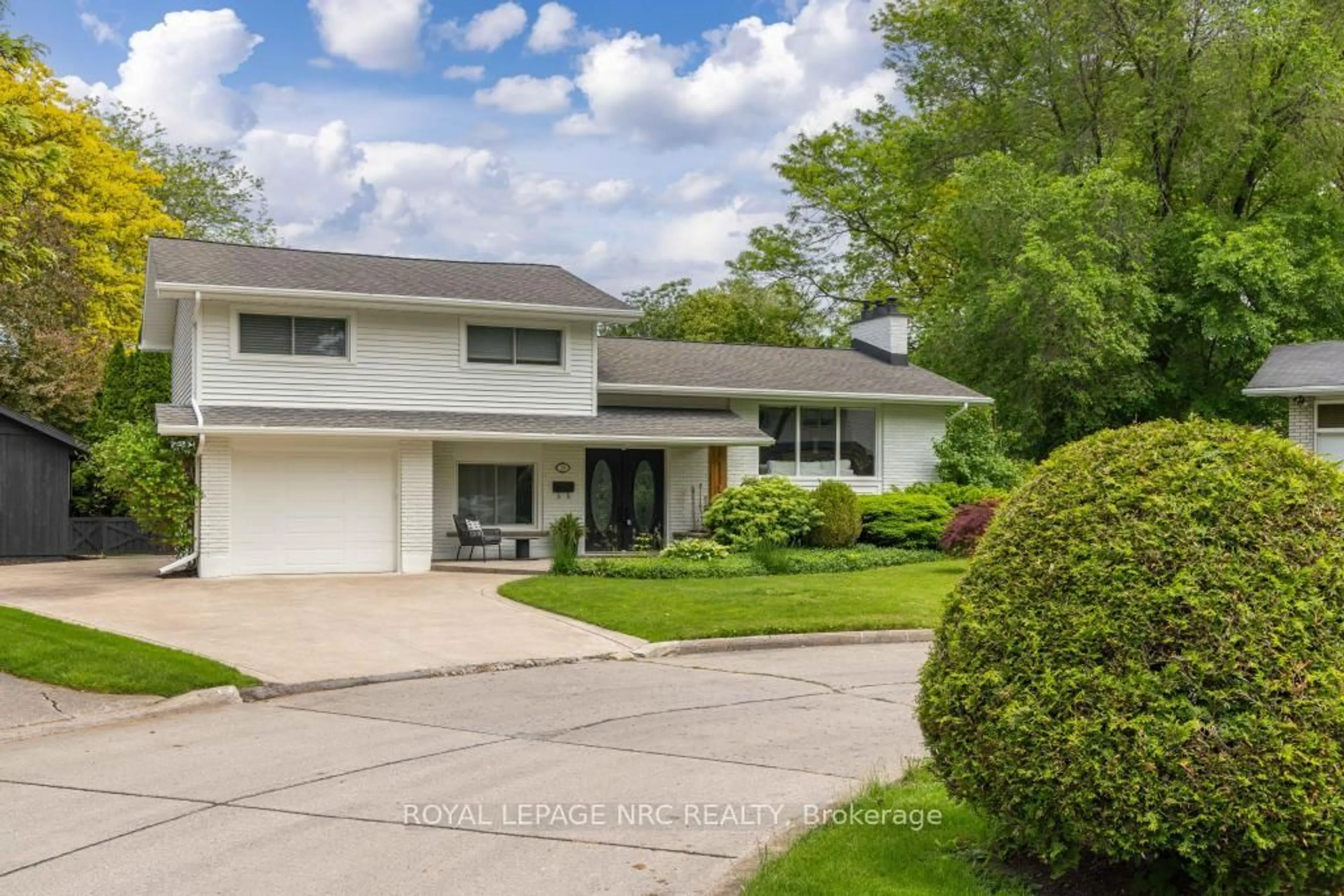 Home with vinyl exterior material, street for 25 Victor Blvd, St. Catharines Ontario L2T 2B4