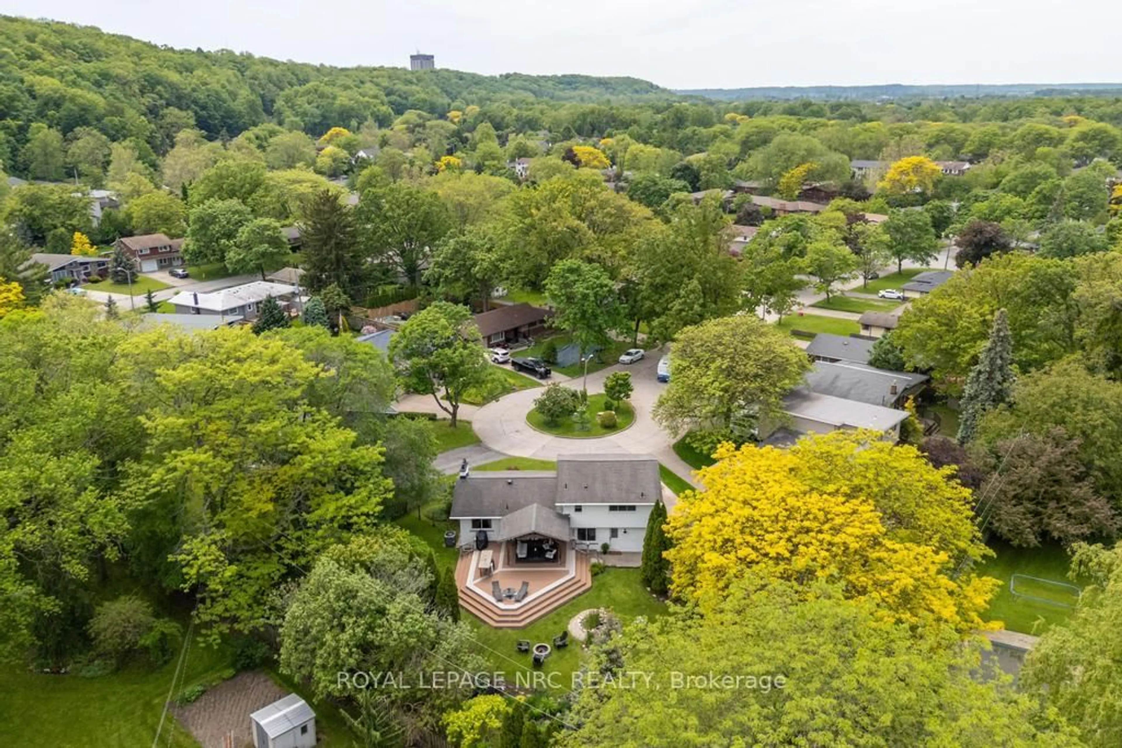 A pic from outside/outdoor area/front of a property/back of a property/a pic from drone, unknown for 25 Victor Blvd, St. Catharines Ontario L2T 2B4