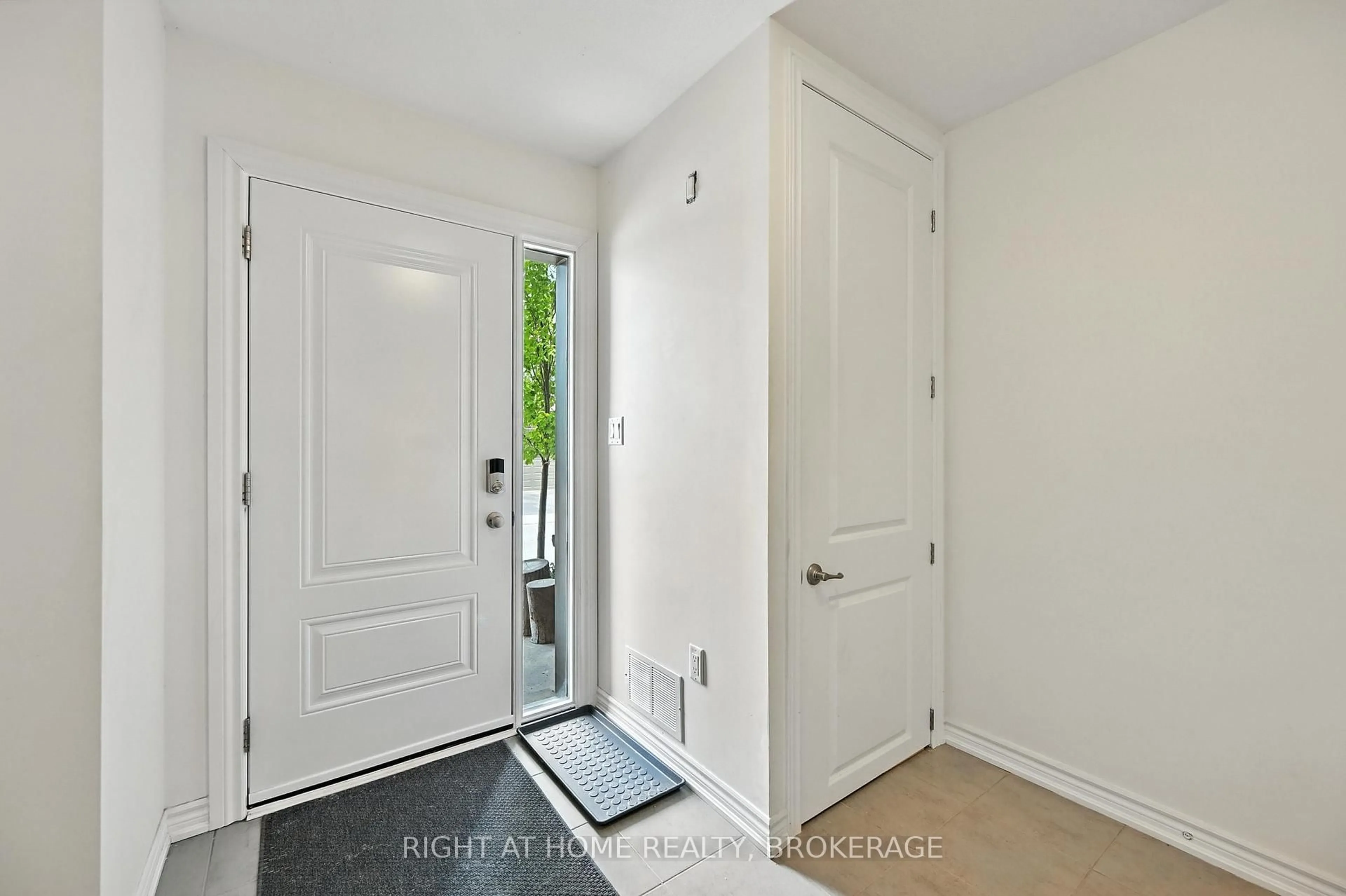 Indoor entryway for 377 GLANCASTER Rd #29, Hamilton Ontario L9G 0G4