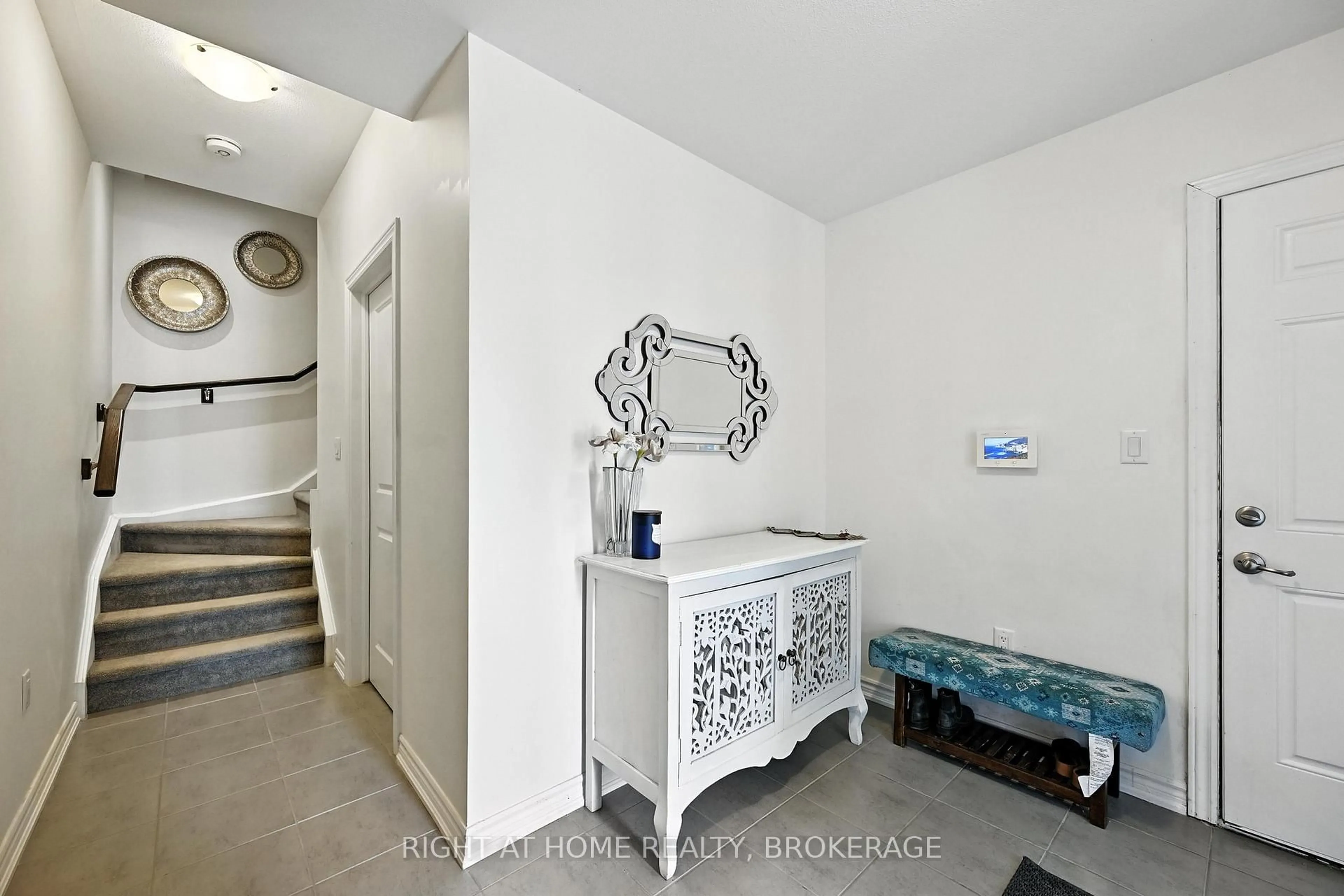 Indoor entryway for 377 GLANCASTER Rd #29, Hamilton Ontario L9G 0G4
