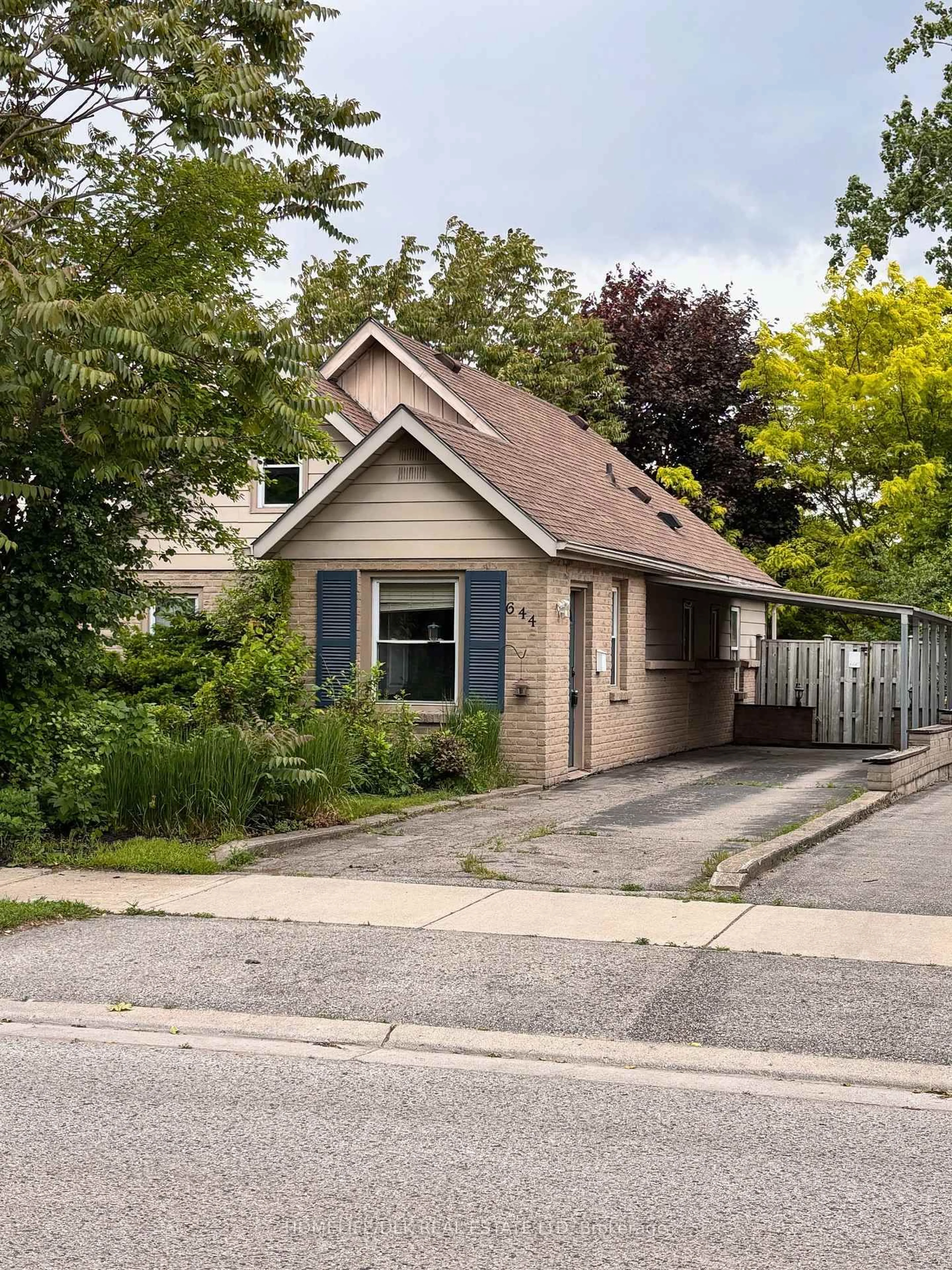 Unknown for 644 Grosvenor St, London East Ontario N5Y 3T4