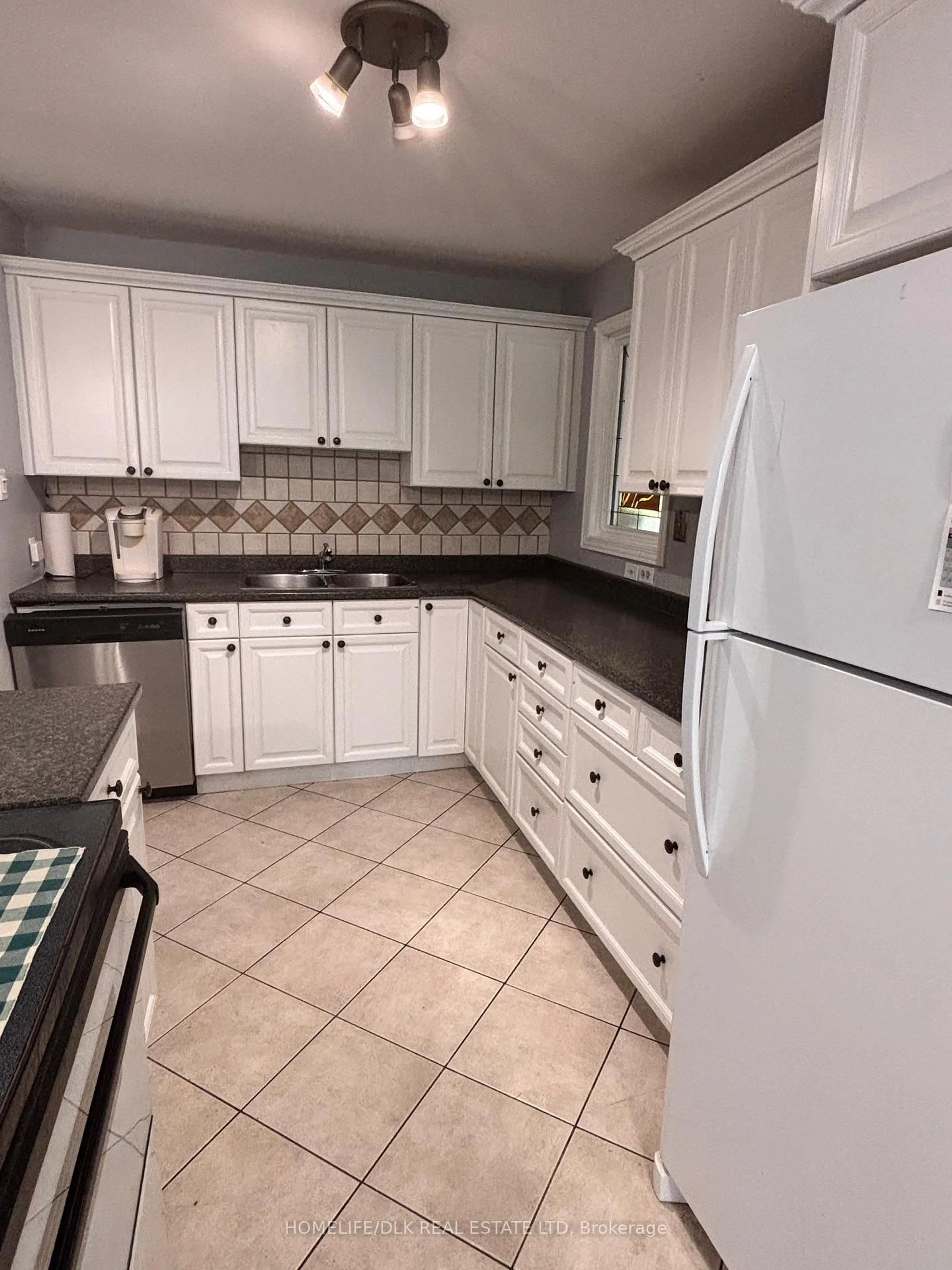Standard kitchen, ceramic/tile floor for 644 Grosvenor St, London East Ontario N5Y 3T4