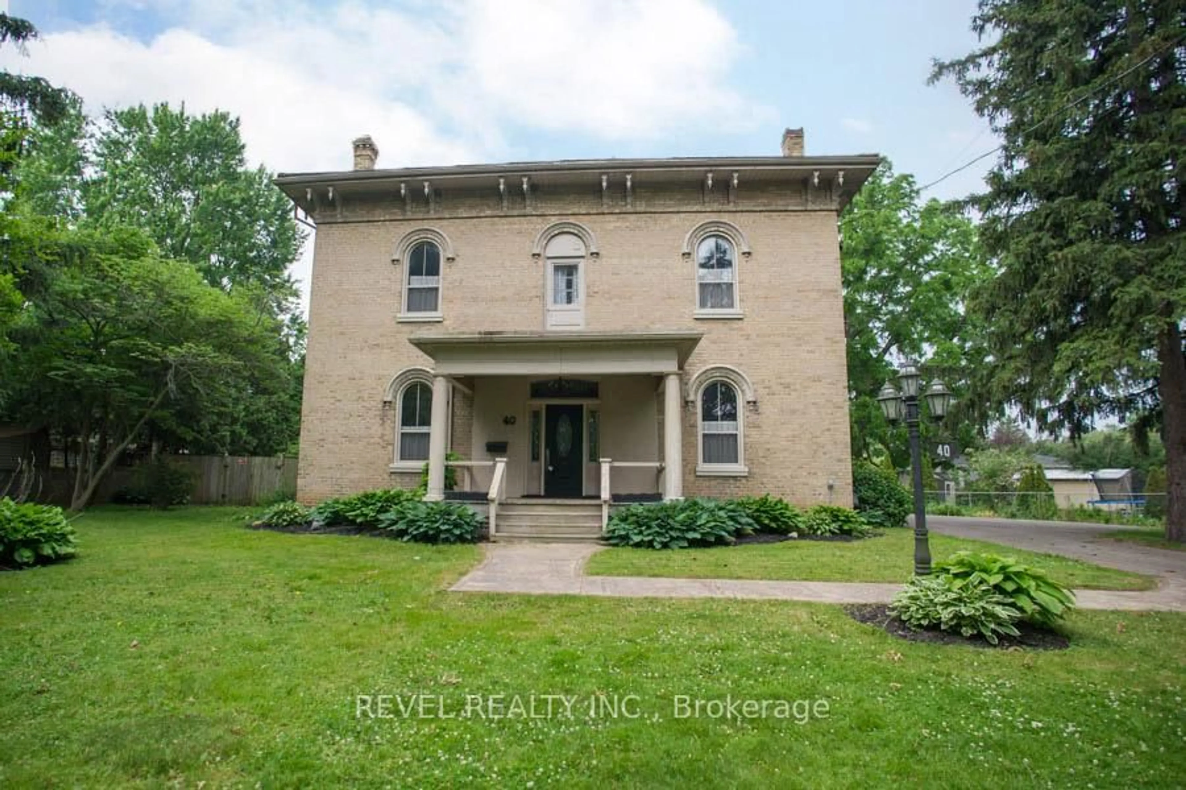 Home with brick exterior material, building for 40 Oakhill Dr, Brantford Ontario N3T 1R1