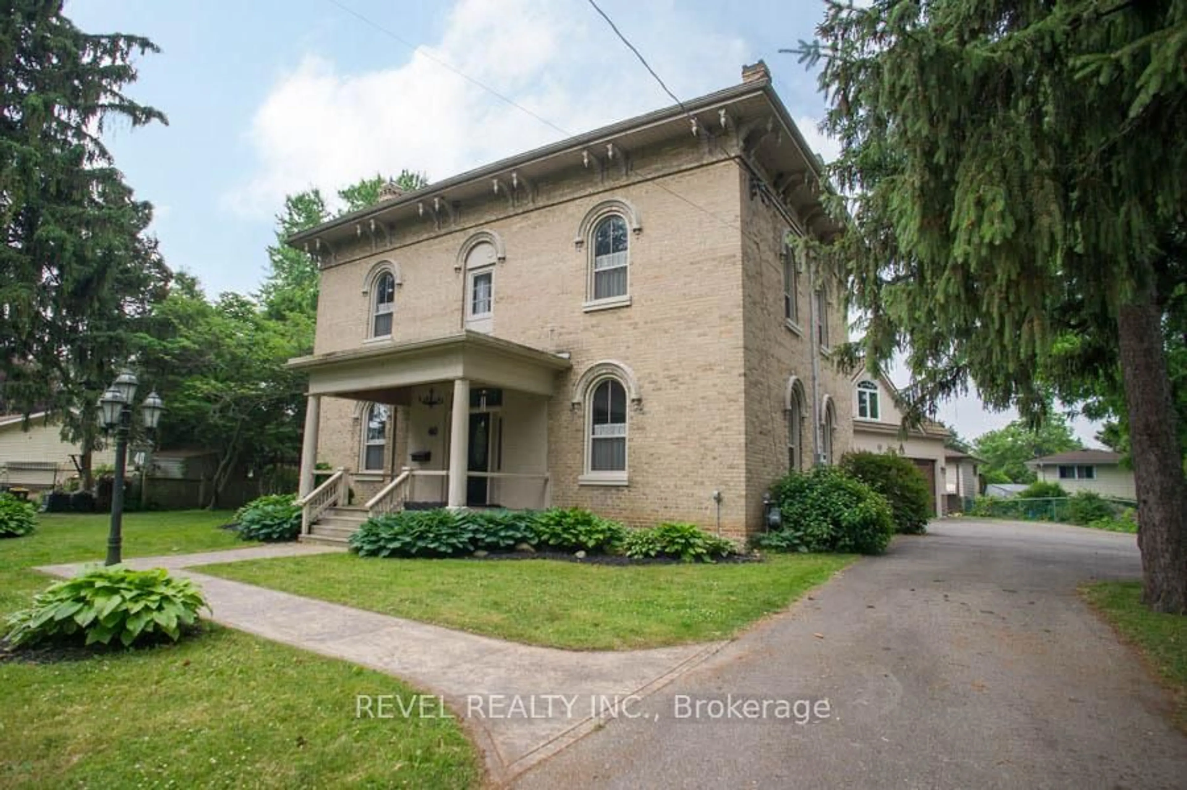 Home with brick exterior material, building for 40 Oakhill Dr, Brantford Ontario N3T 1R1