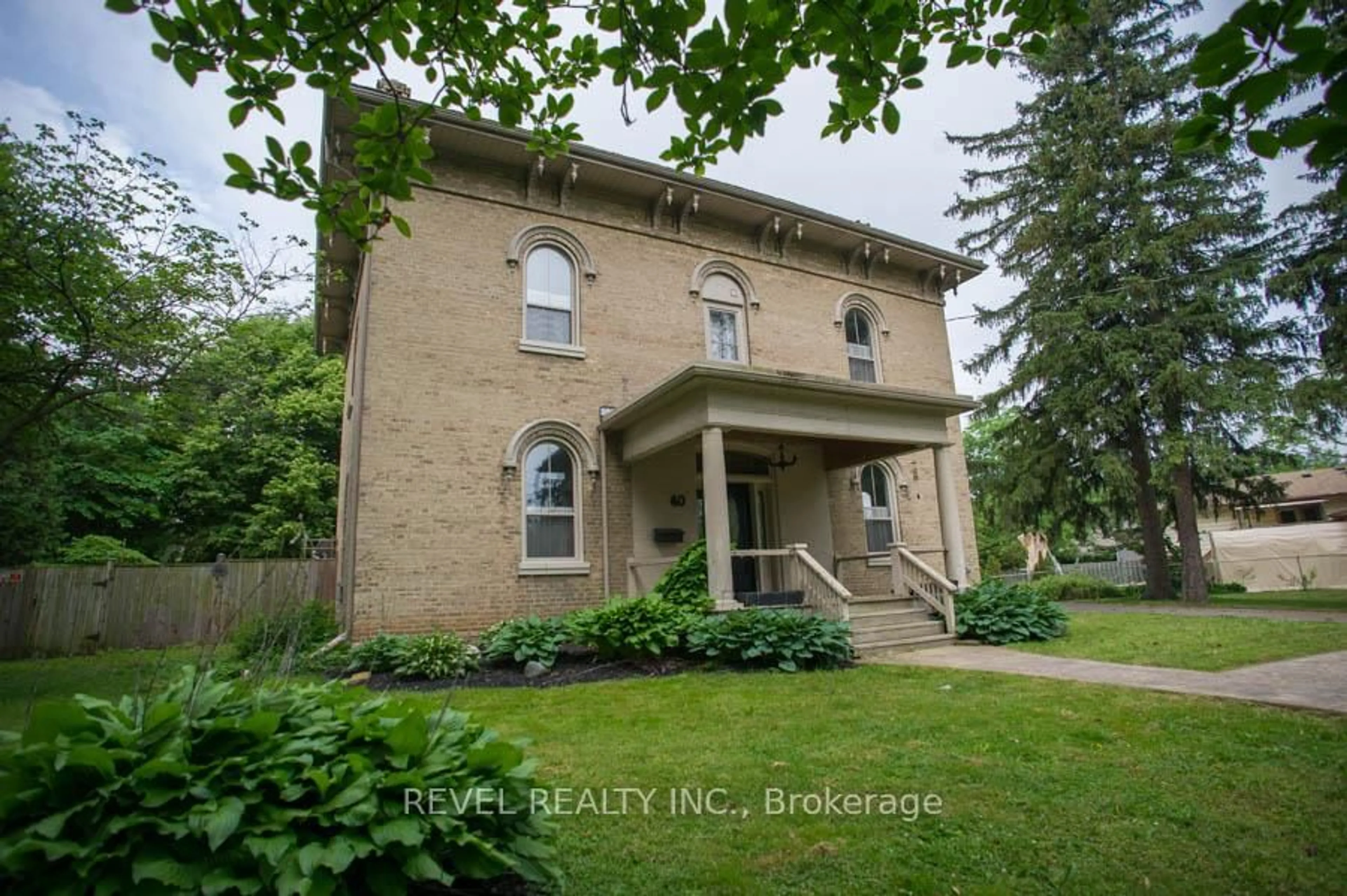 Home with brick exterior material, building for 40 Oakhill Dr, Brantford Ontario N3T 1R1
