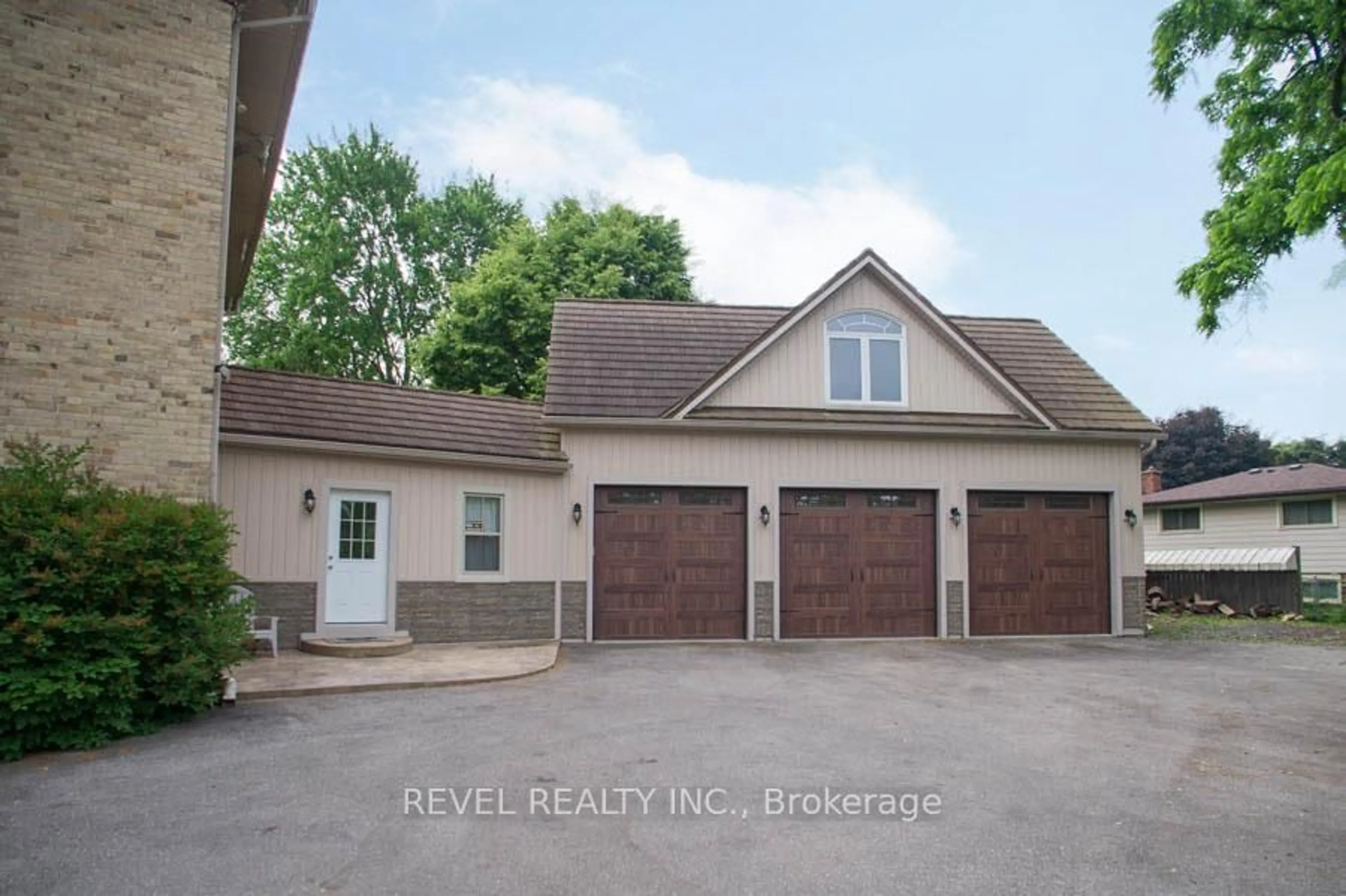 Indoor garage for 40 Oakhill Dr, Brantford Ontario N3T 1R1