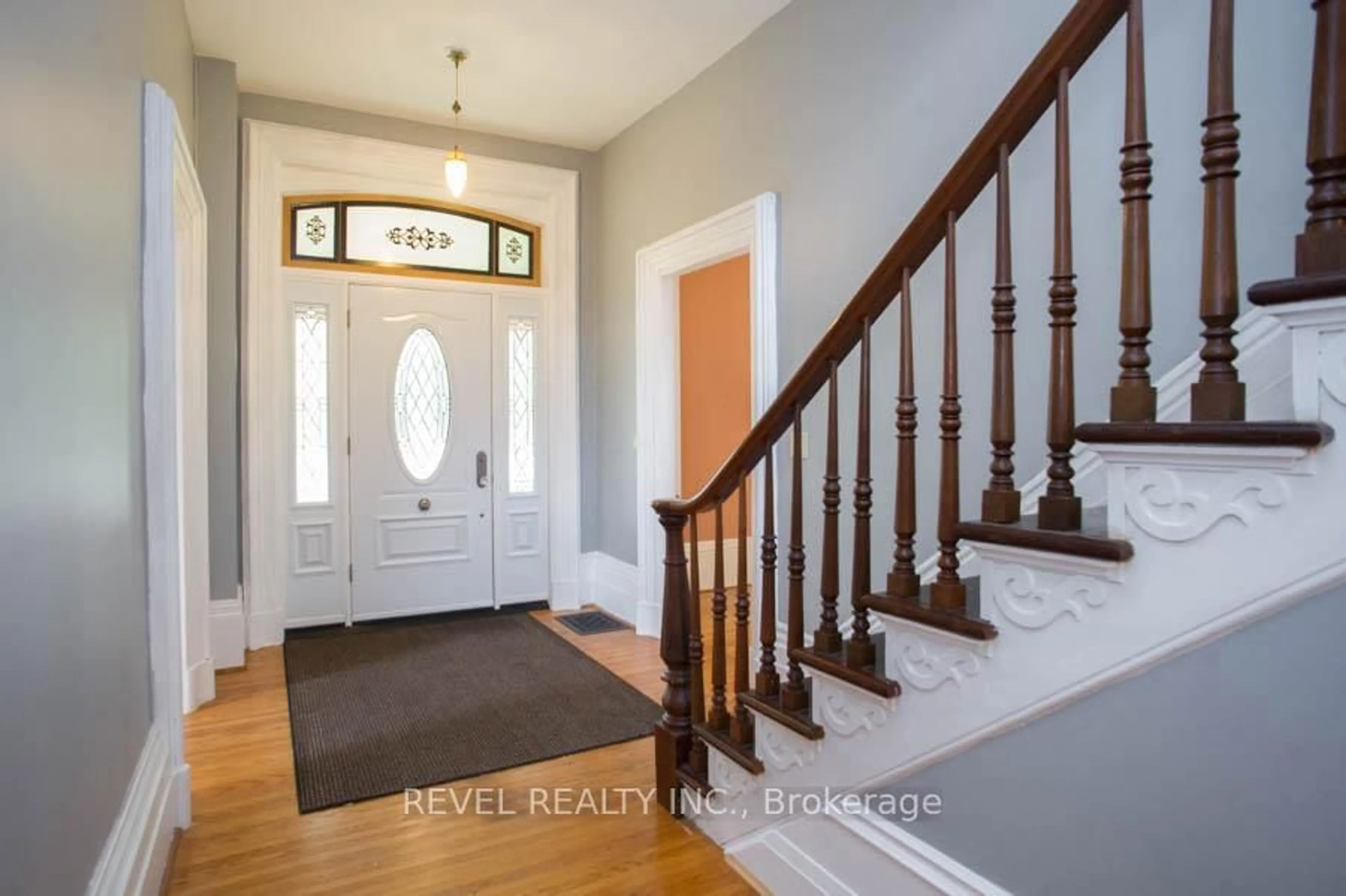 Indoor entryway for 40 Oakhill Dr, Brantford Ontario N3T 1R1