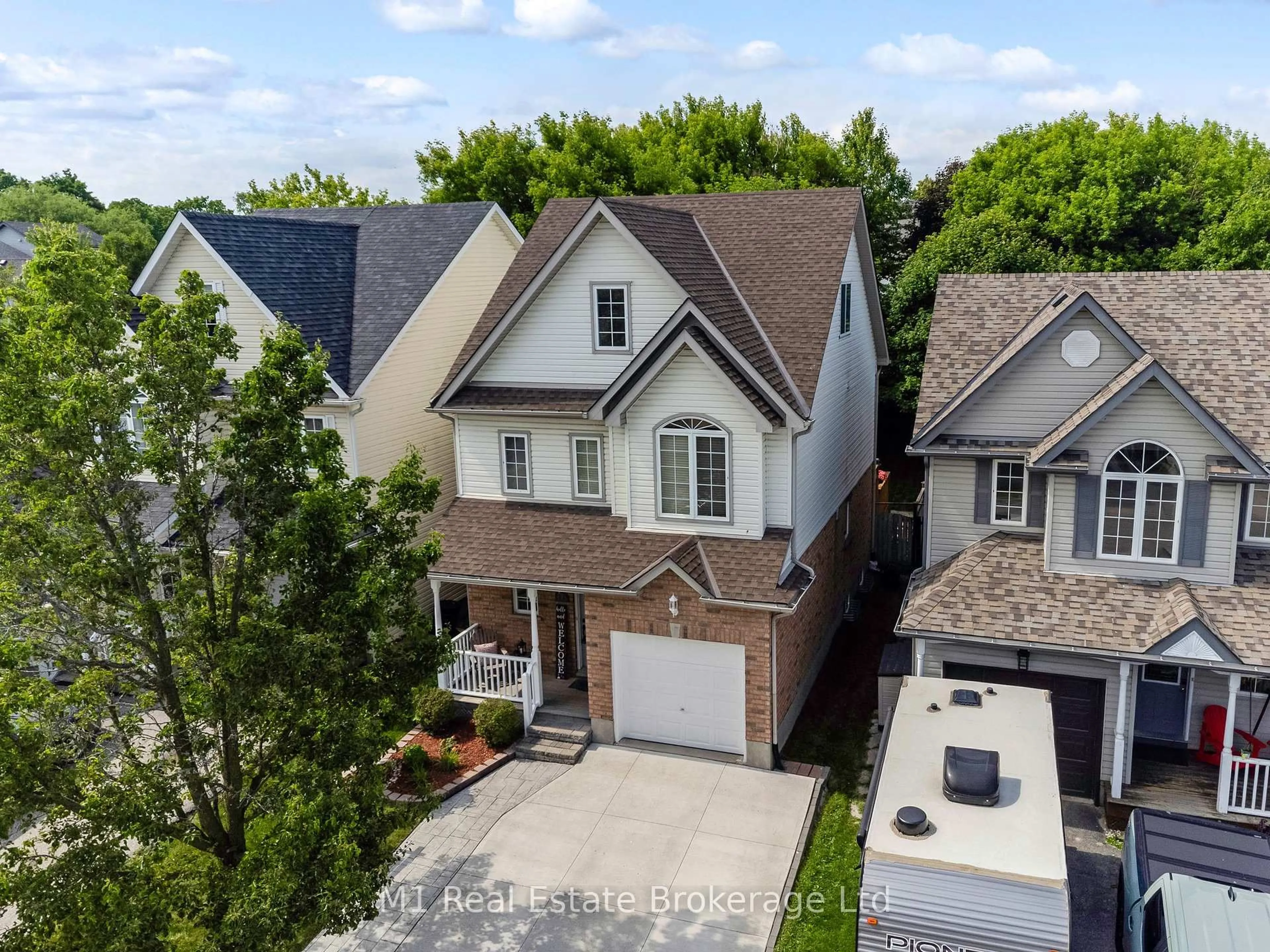 A pic from outside/outdoor area/front of a property/back of a property/a pic from drone, street for 125 Marcy Cres, Cambridge Ontario N3C 4H6