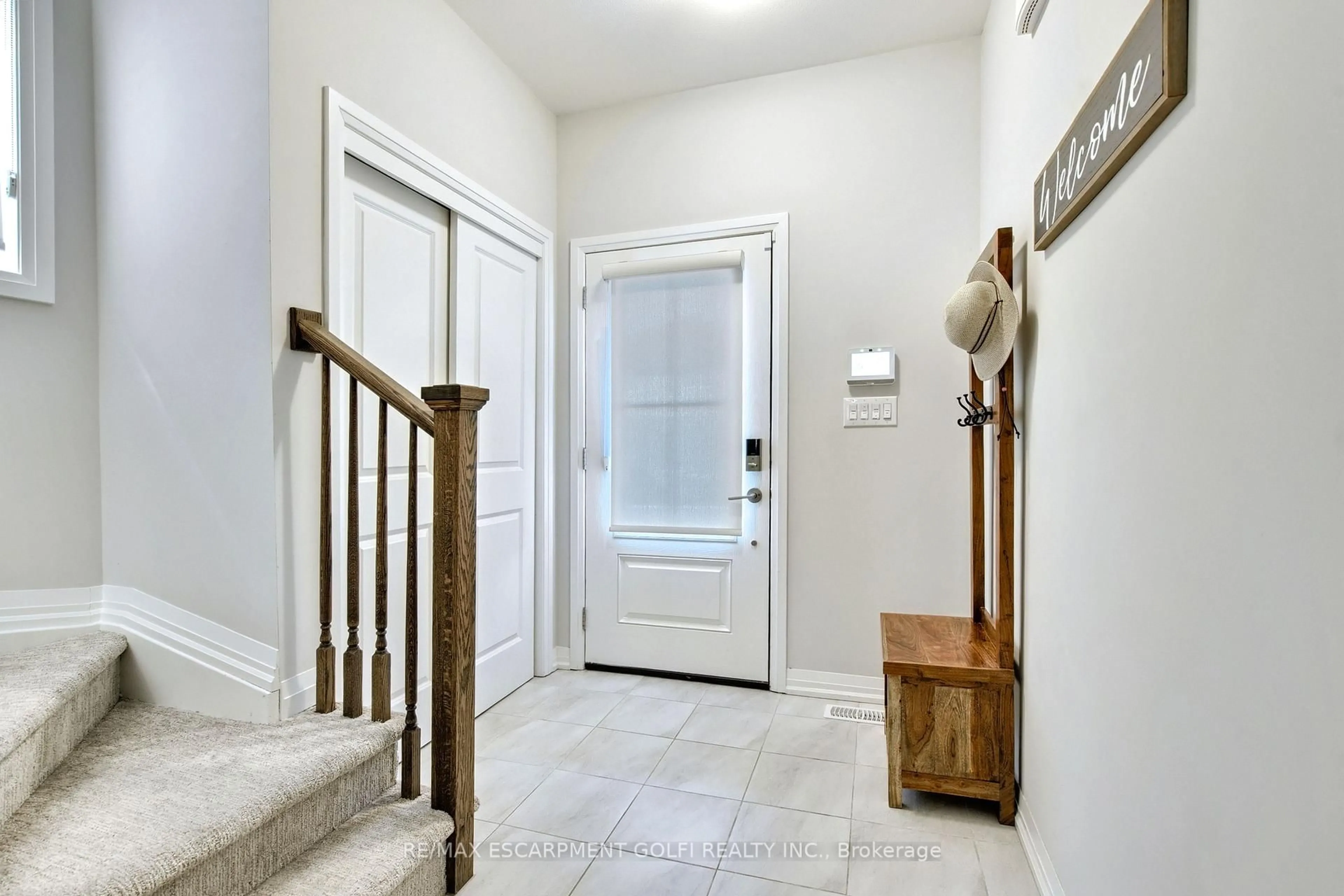 Indoor entryway for 4276 Shuttleworth Dr, Niagara Falls Ontario L2G 3R6