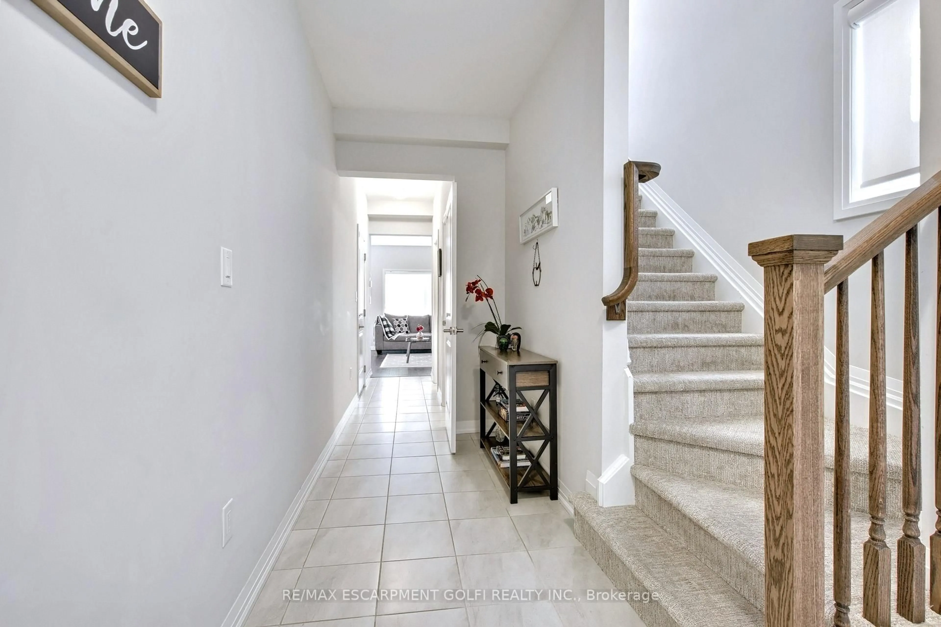 Indoor foyer for 4276 Shuttleworth Dr, Niagara Falls Ontario L2G 3R6