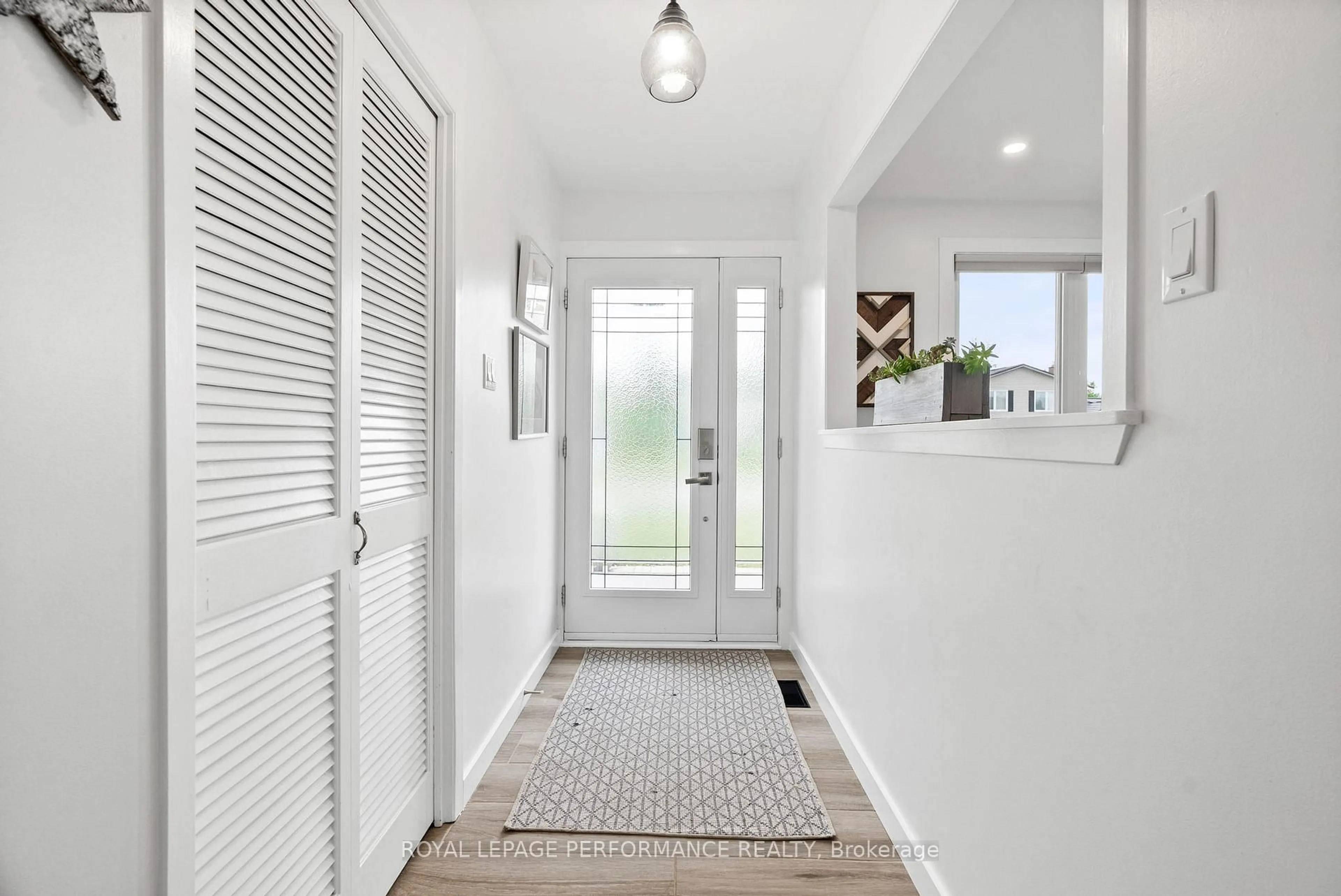 Indoor entryway for 11 Parkland Cres, Ottawa Ontario K2H 5V3